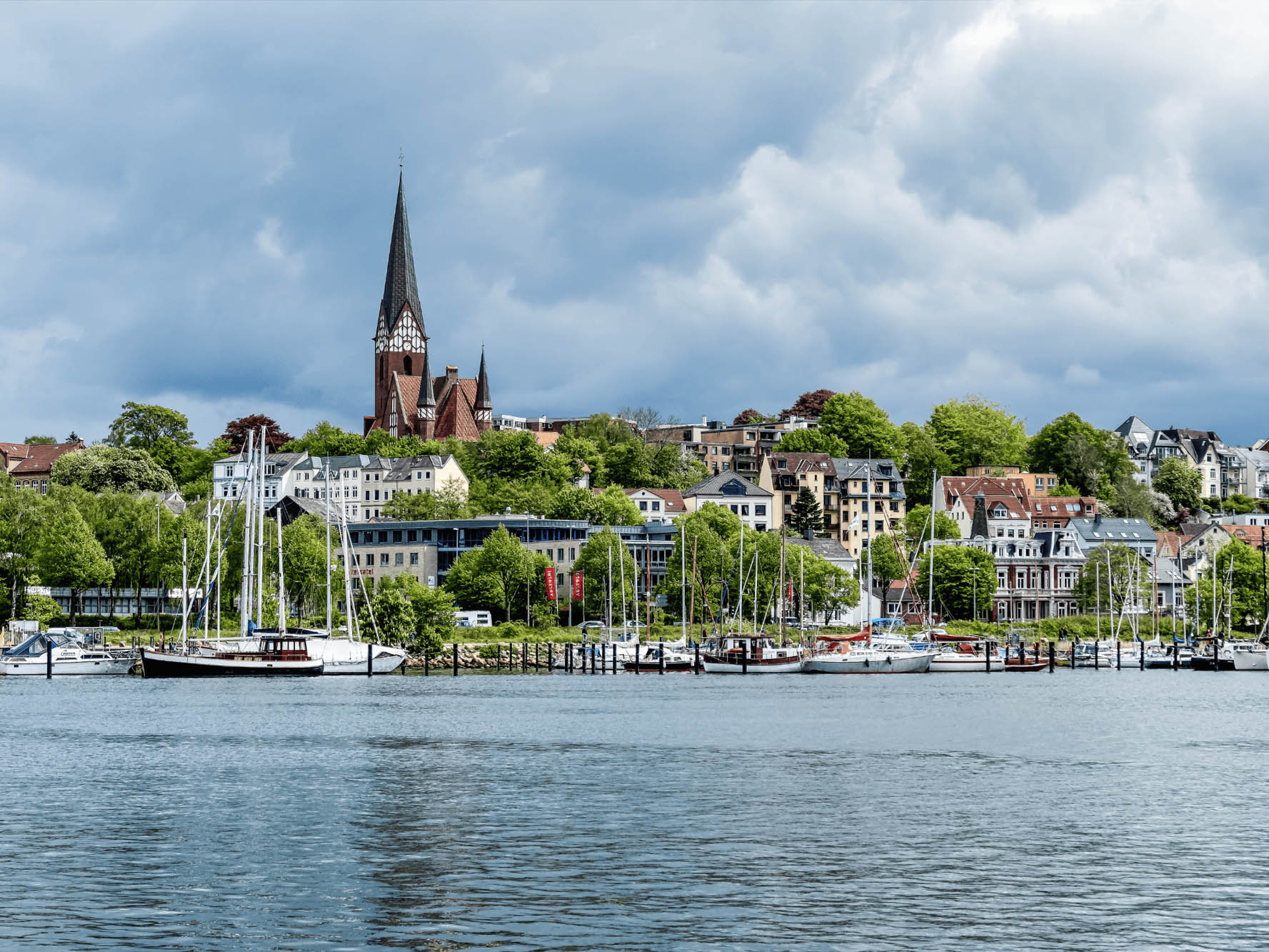 “Rejsedeltagere oplever sort sol og krokusblomstring på denne rejse til Flensborg med FOF og Historiske Rejser.”