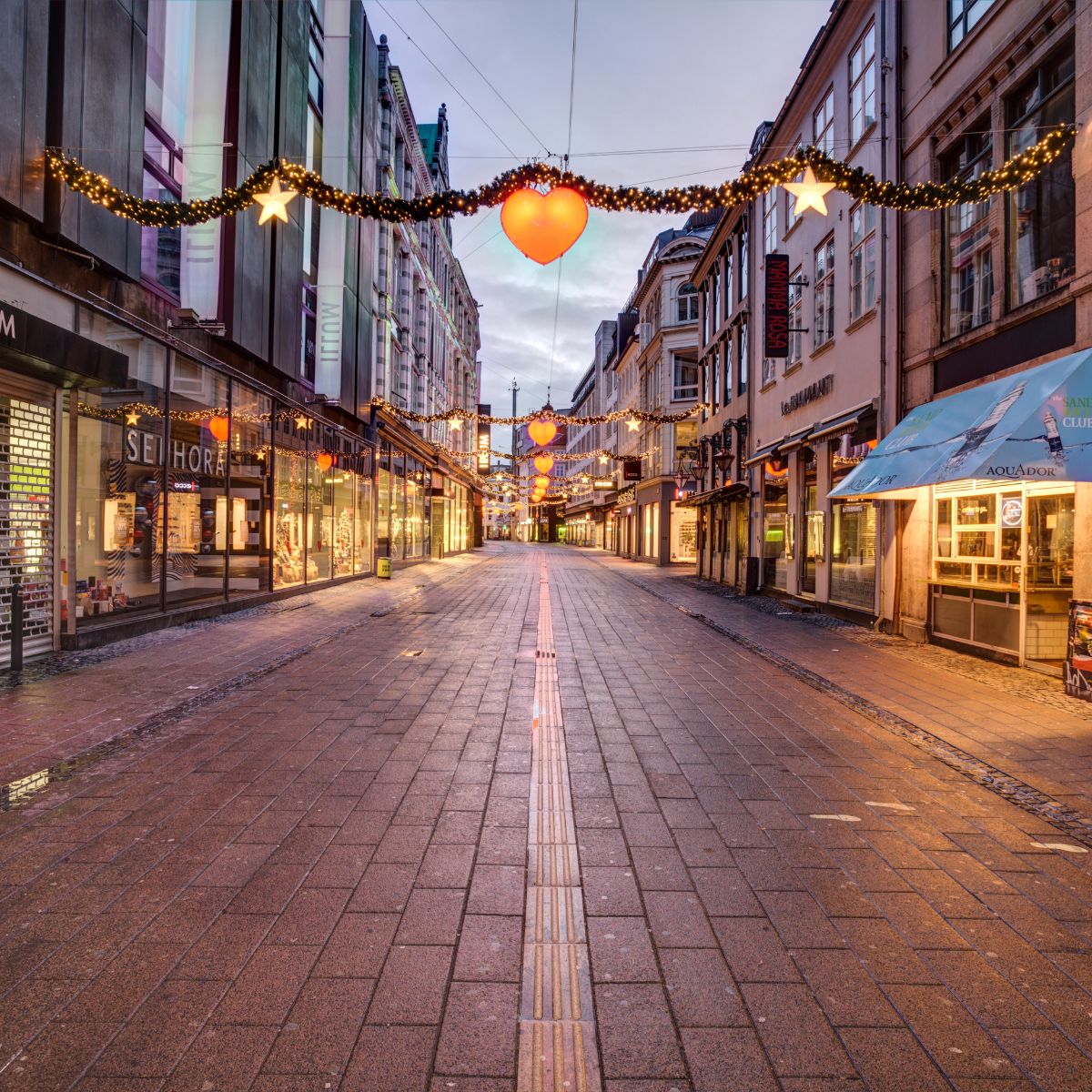Deltagere på julevandring i København lytter til fortællinger om gamle juletraditioner og deltager i julequiz.