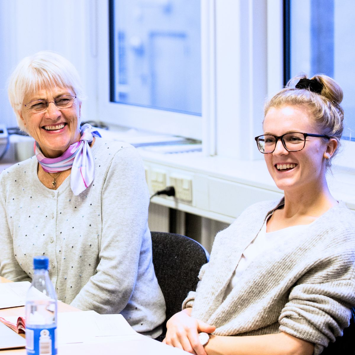 to damer, ung og ældre franskkursister der griner