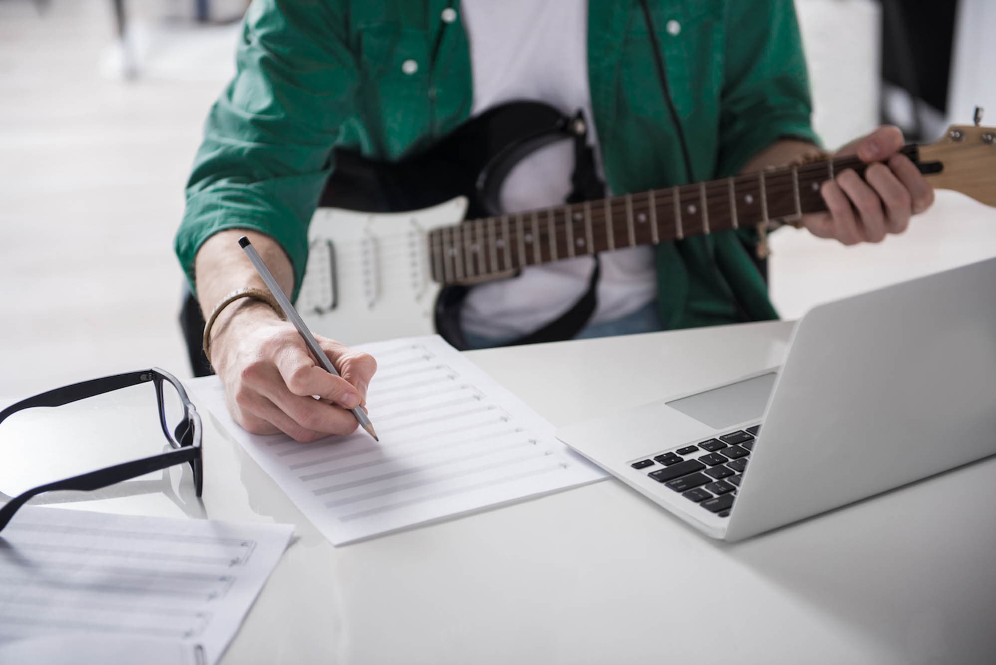 Deltager på sangskriverkursus hos FOF København og Nordsjælland