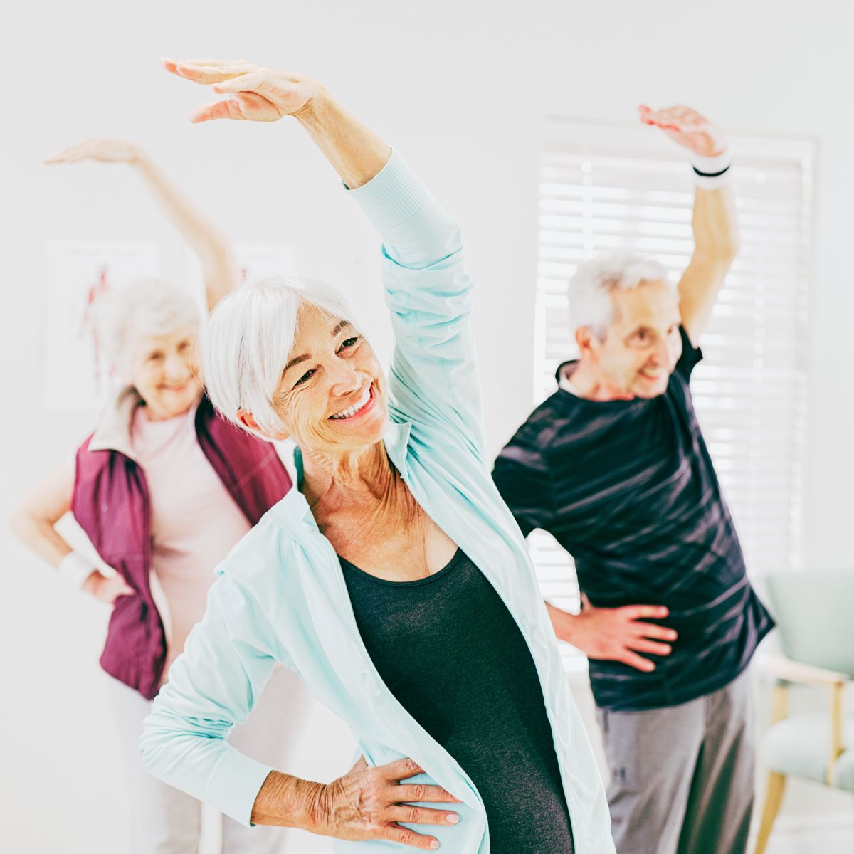 Deltager laver ryg øvelser