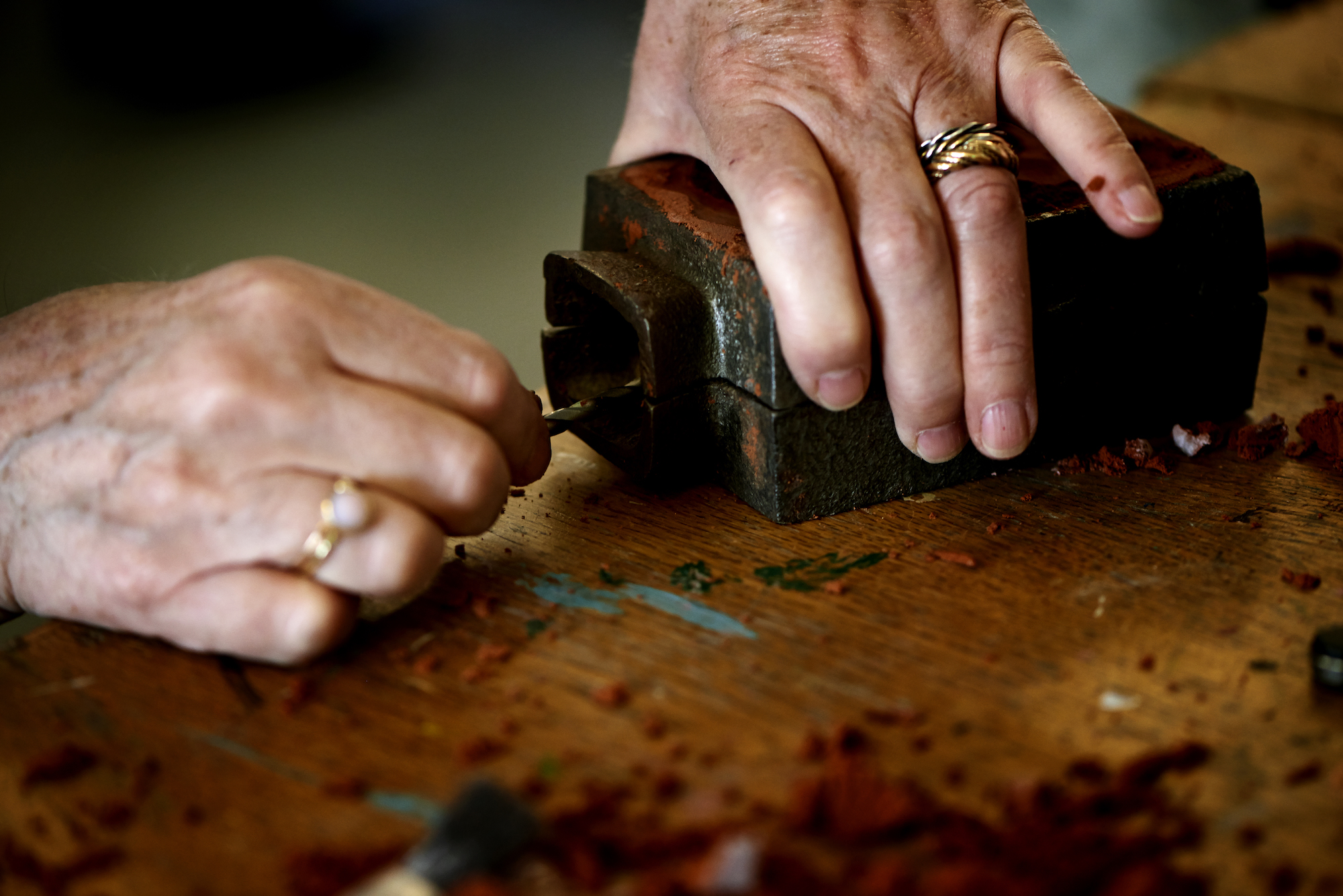 Deltager på smykkekursus, der lærer at forme modeller i voks