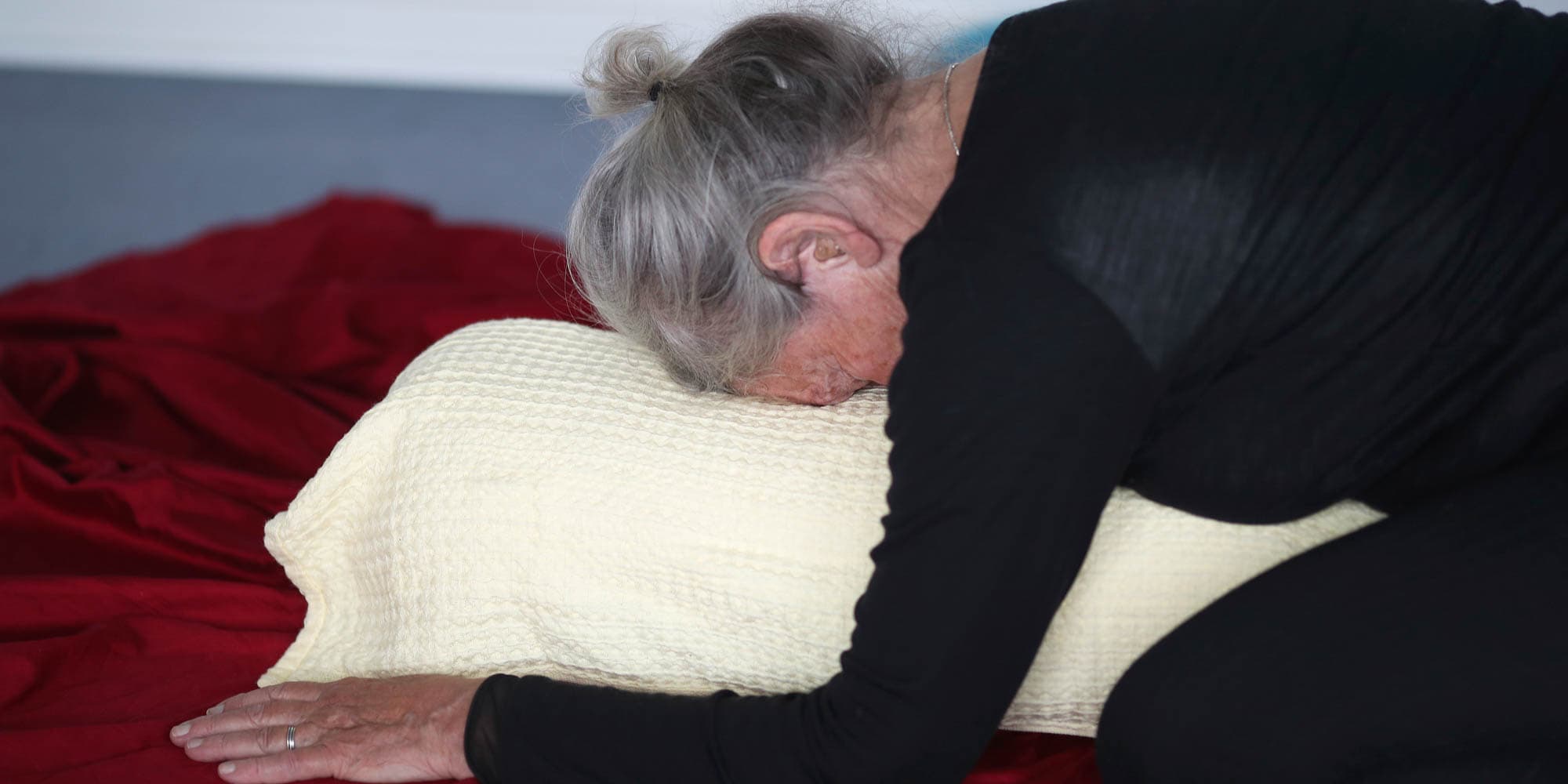 Deltager i yin yogastilling