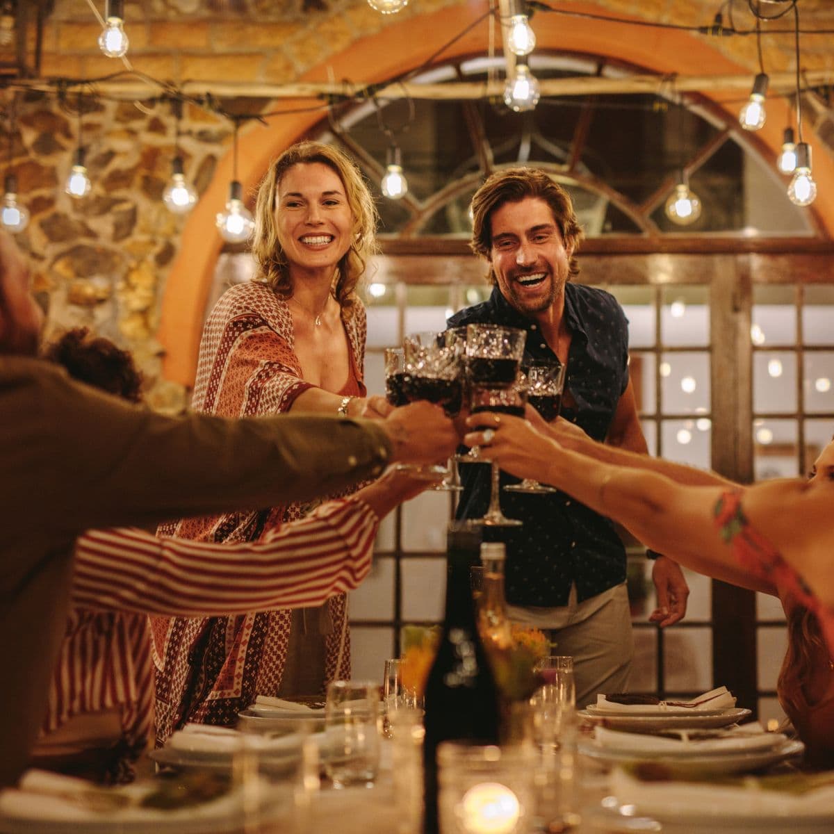 Kursusdeltagere laver smuk og budgetvenlig gæstemad sammen i køkkenet