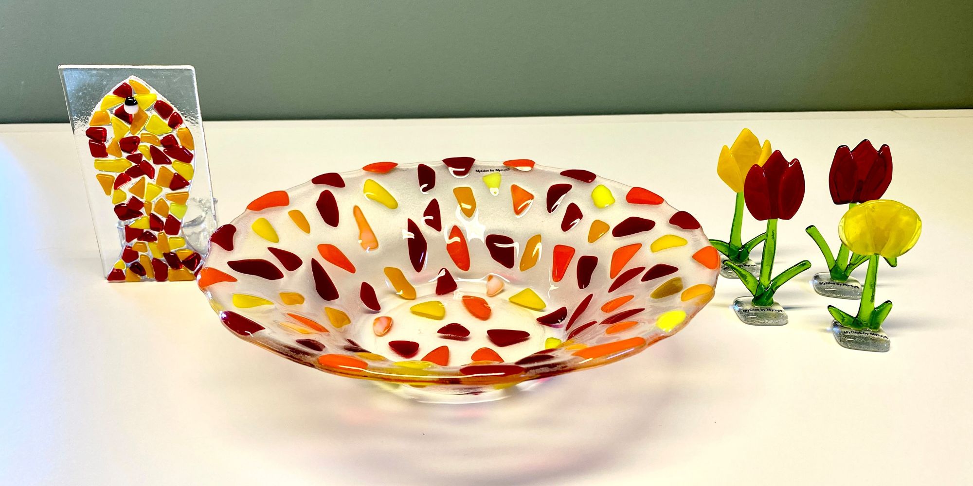 Deltager arbejder med glasfusing i værksted