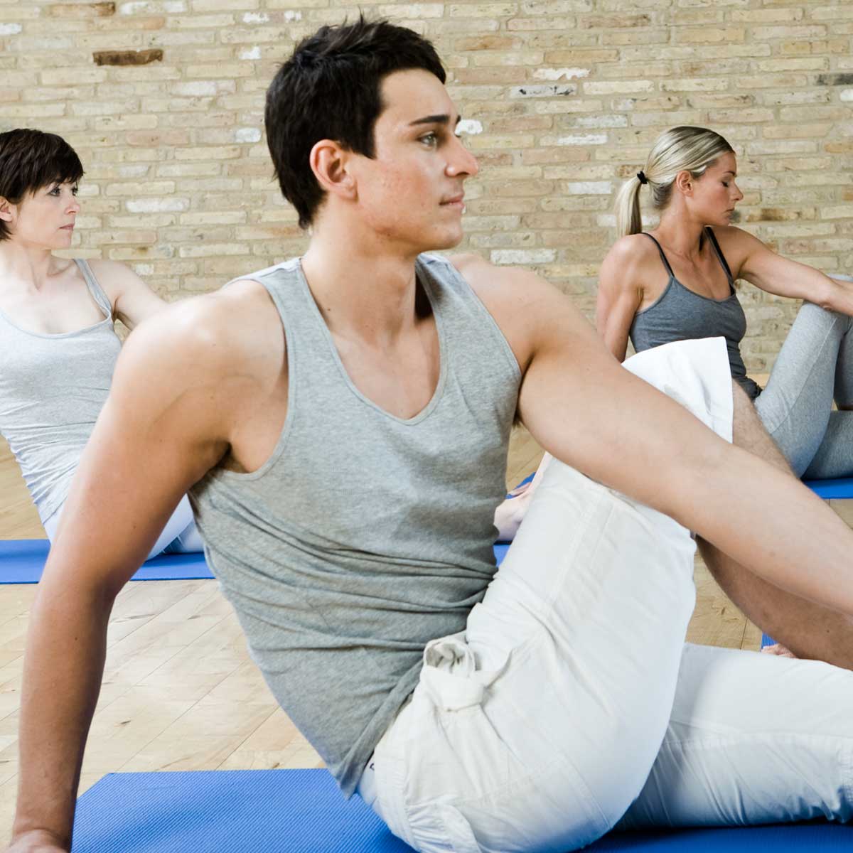 Kursister udfører dynamiske yogaserier med fokus på styrke og balance.