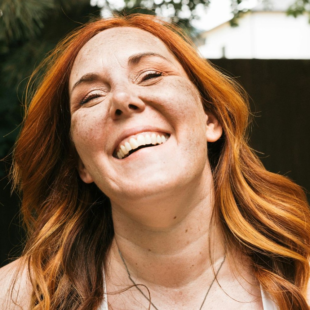 Glad kvinde til blid mor tid