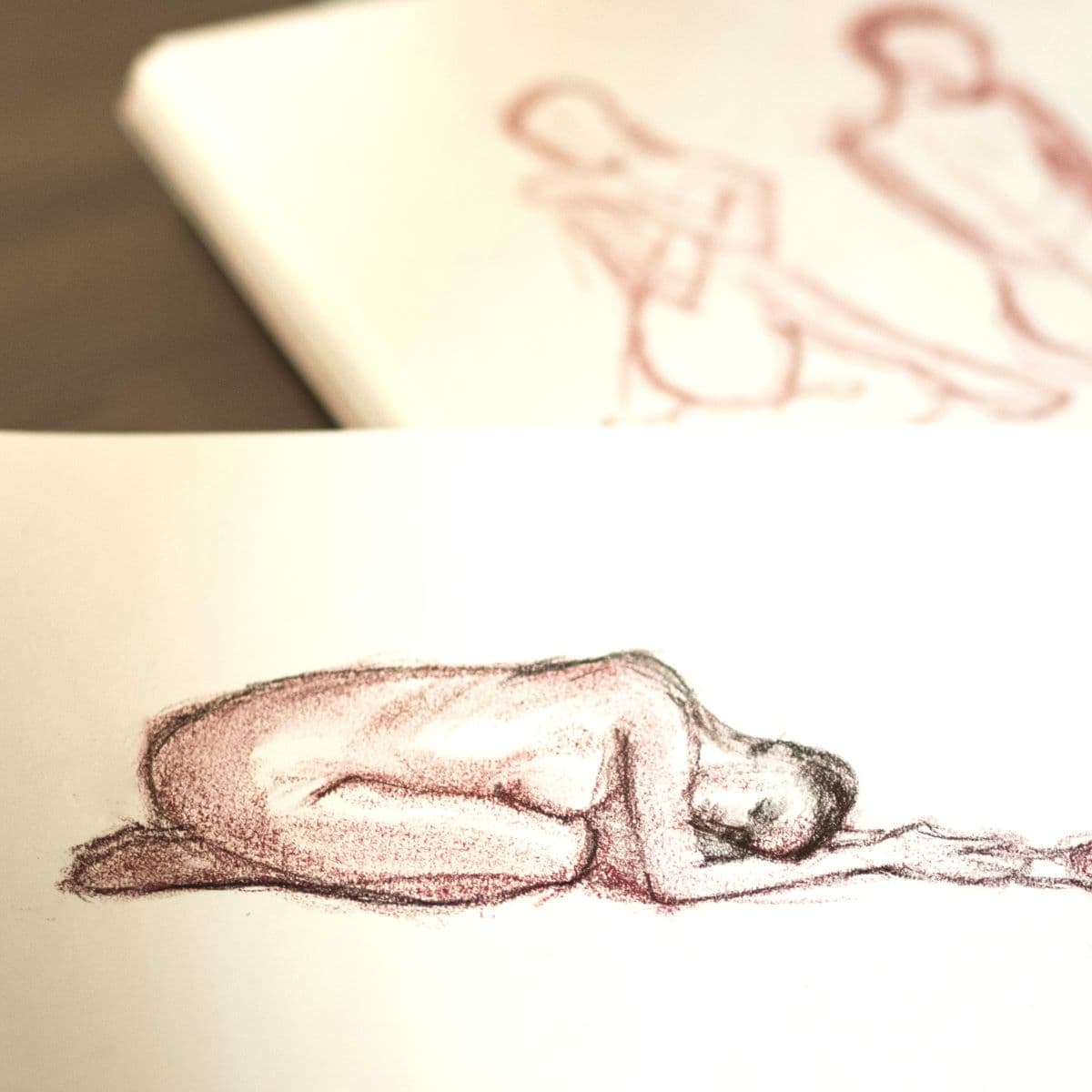 croquis skitse af liggende kvinde. Foto: Lavi Perchik (via Unsplash)