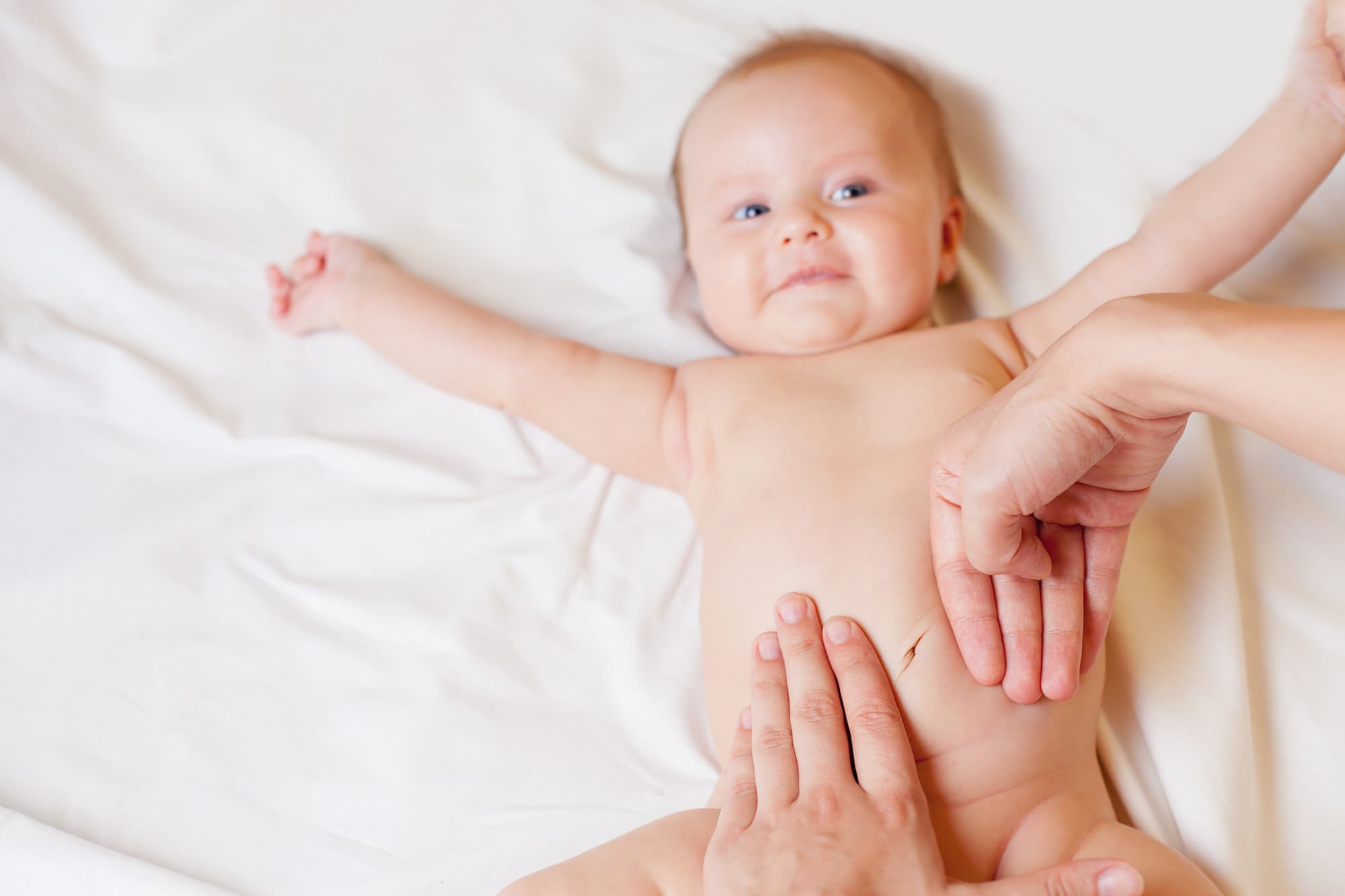 forælder giver baby blid massage