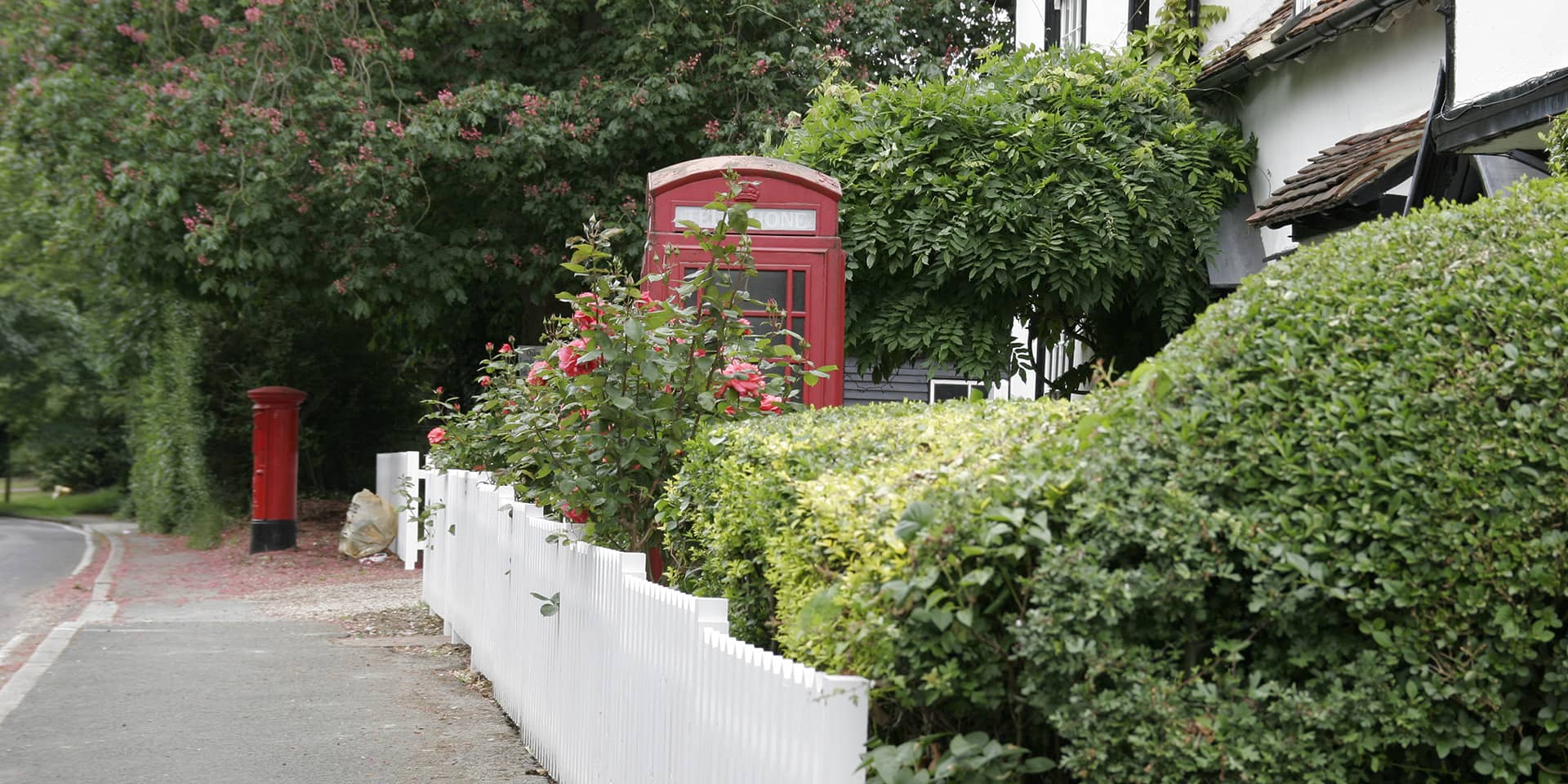 Telefonboks på gade i Storbrittanien. Engelsk sprogkursus i FOF Aarhus