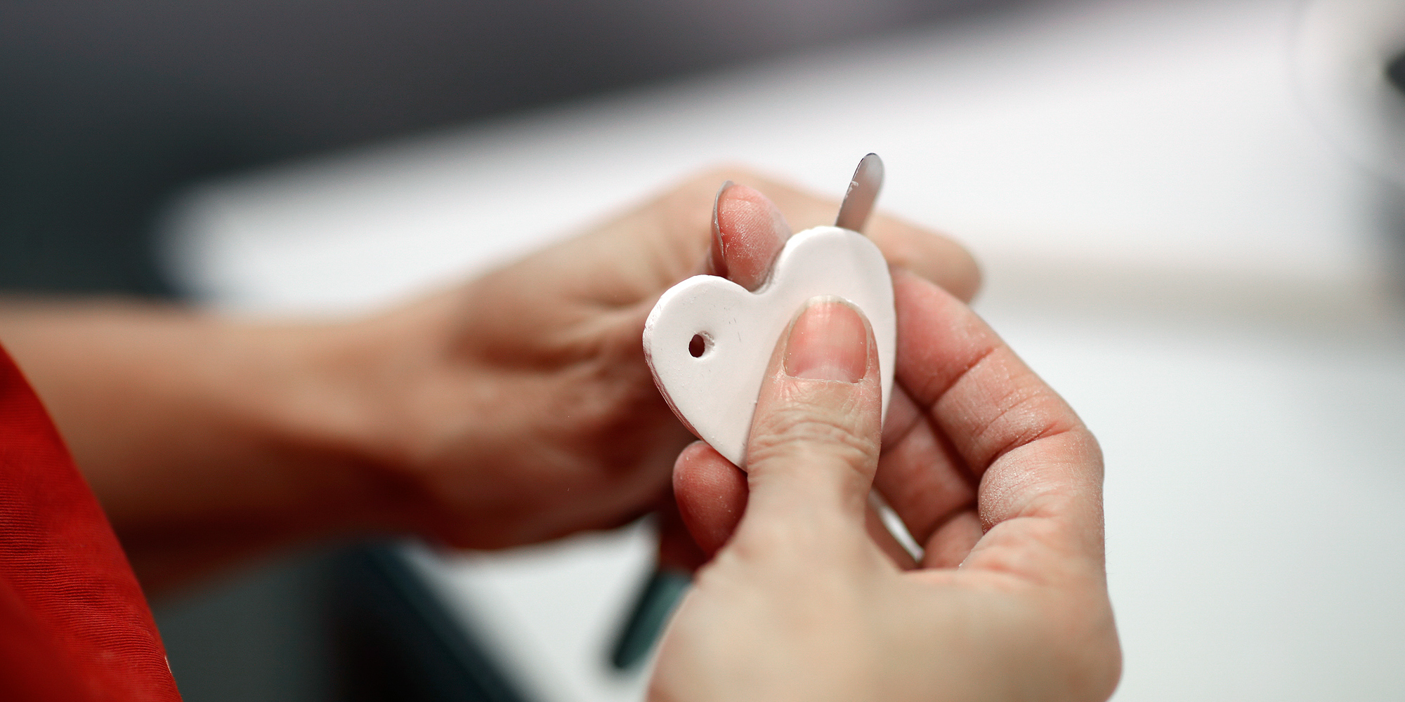 Hænder former ler på drejeskive