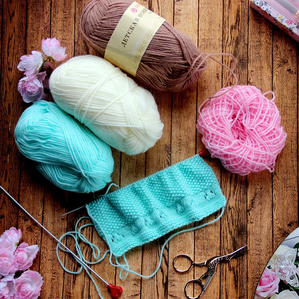 Billede af garn og strikketøj