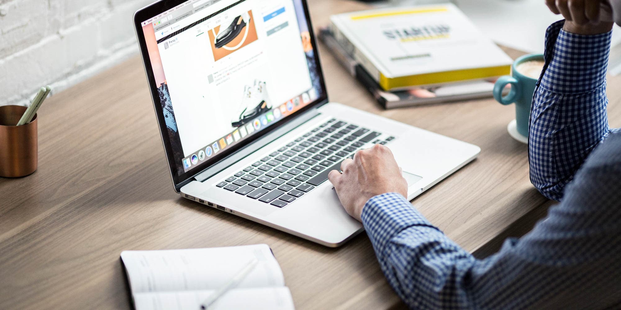 Kursister arbejder med Mac-computere og får individuel hjælp på introduktionskursus