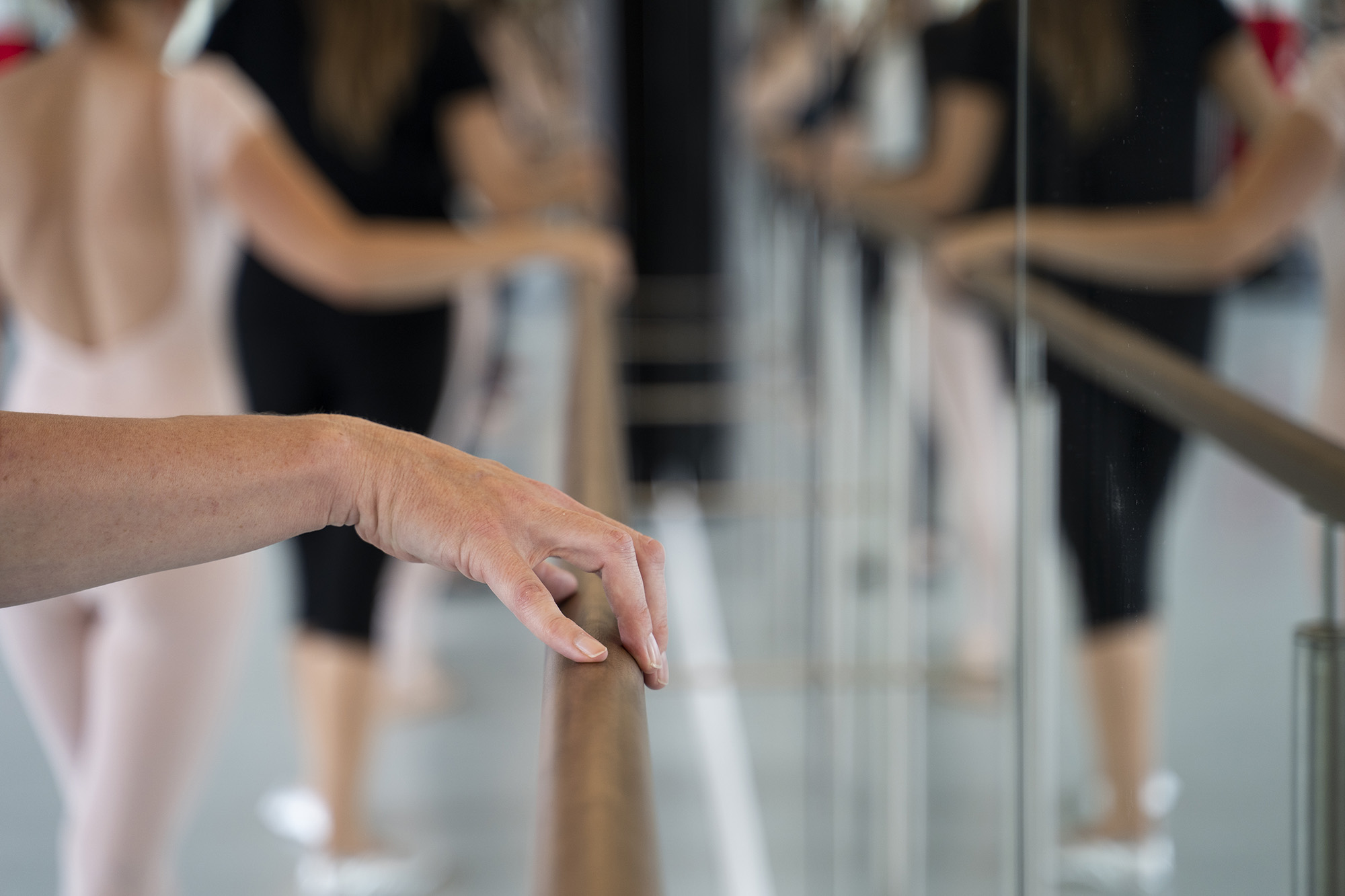 Seniorer træner ballet ved barren