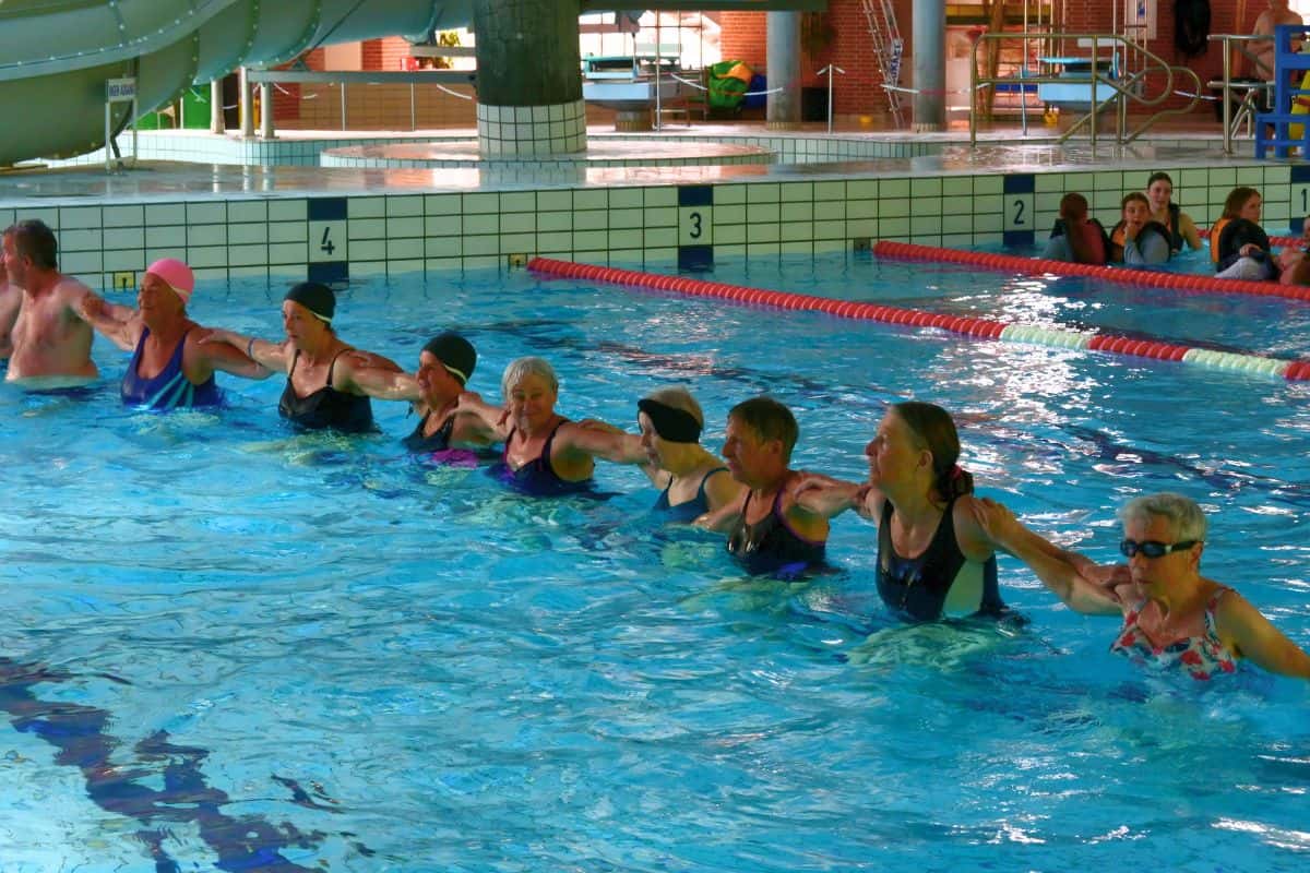 mennesker i svømmebassin