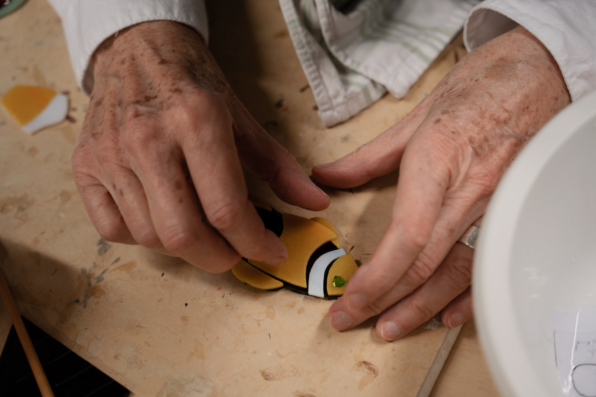 Kursist på glaskursus – lær fusing og slumping hos FOF København og Nordsjælland