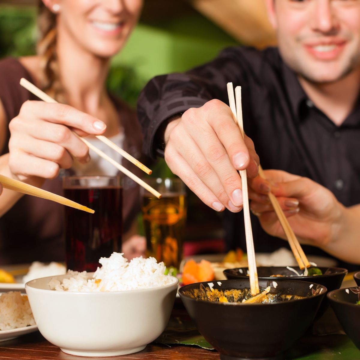 Asiatisk mad spises med pinde
