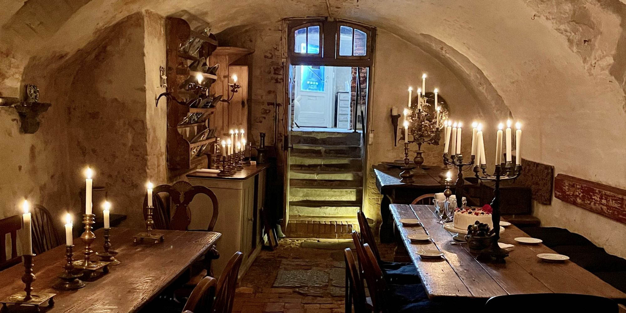 Stemningsfuldt foto af den historiske renæssancekælder i Helsingør