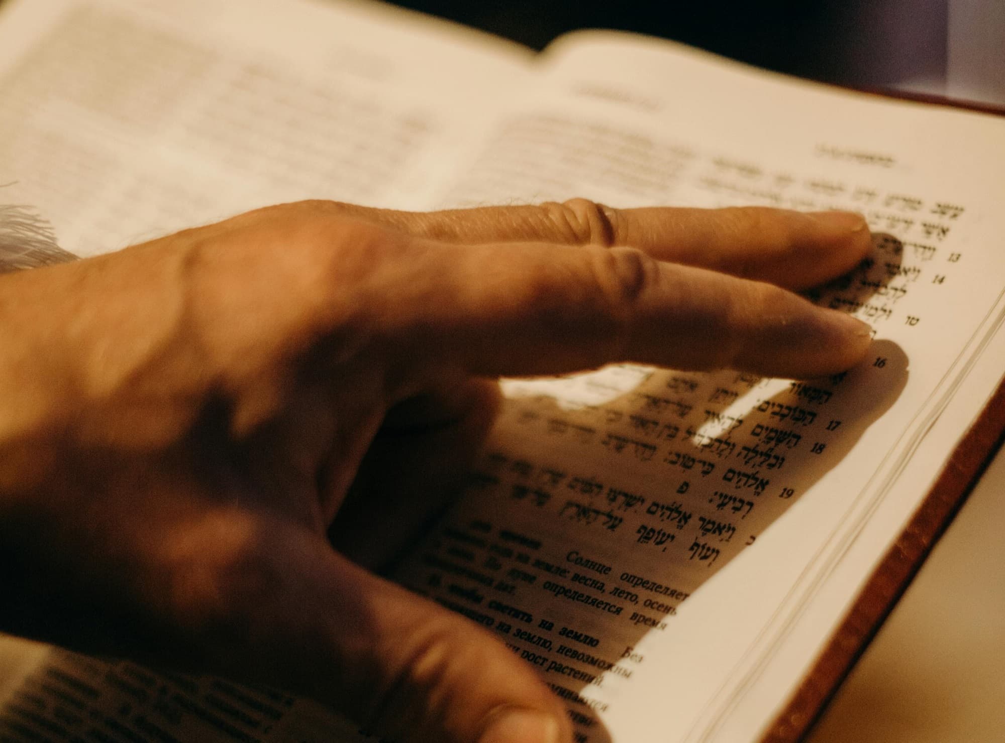 Person studerer bibelhebraisk på aftenskole – kursus på niveau 2