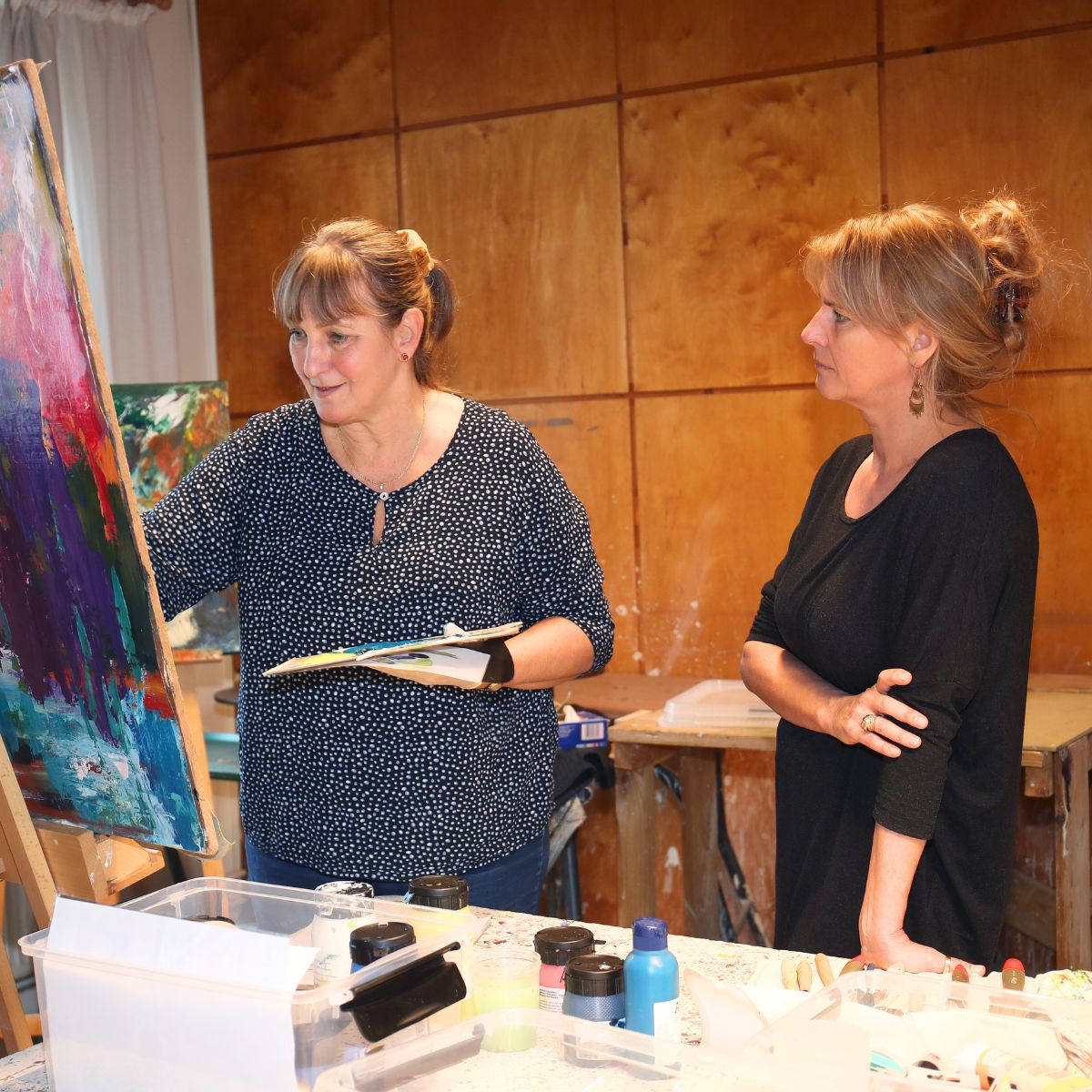 Deltagere og underviser på et male kursus hos FOF i Slagelse.