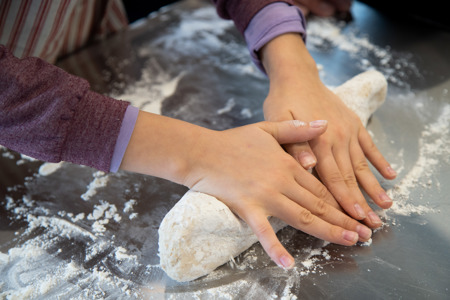 Deltager på bagekursus for voksne og børn fra 6 år i sommerferien