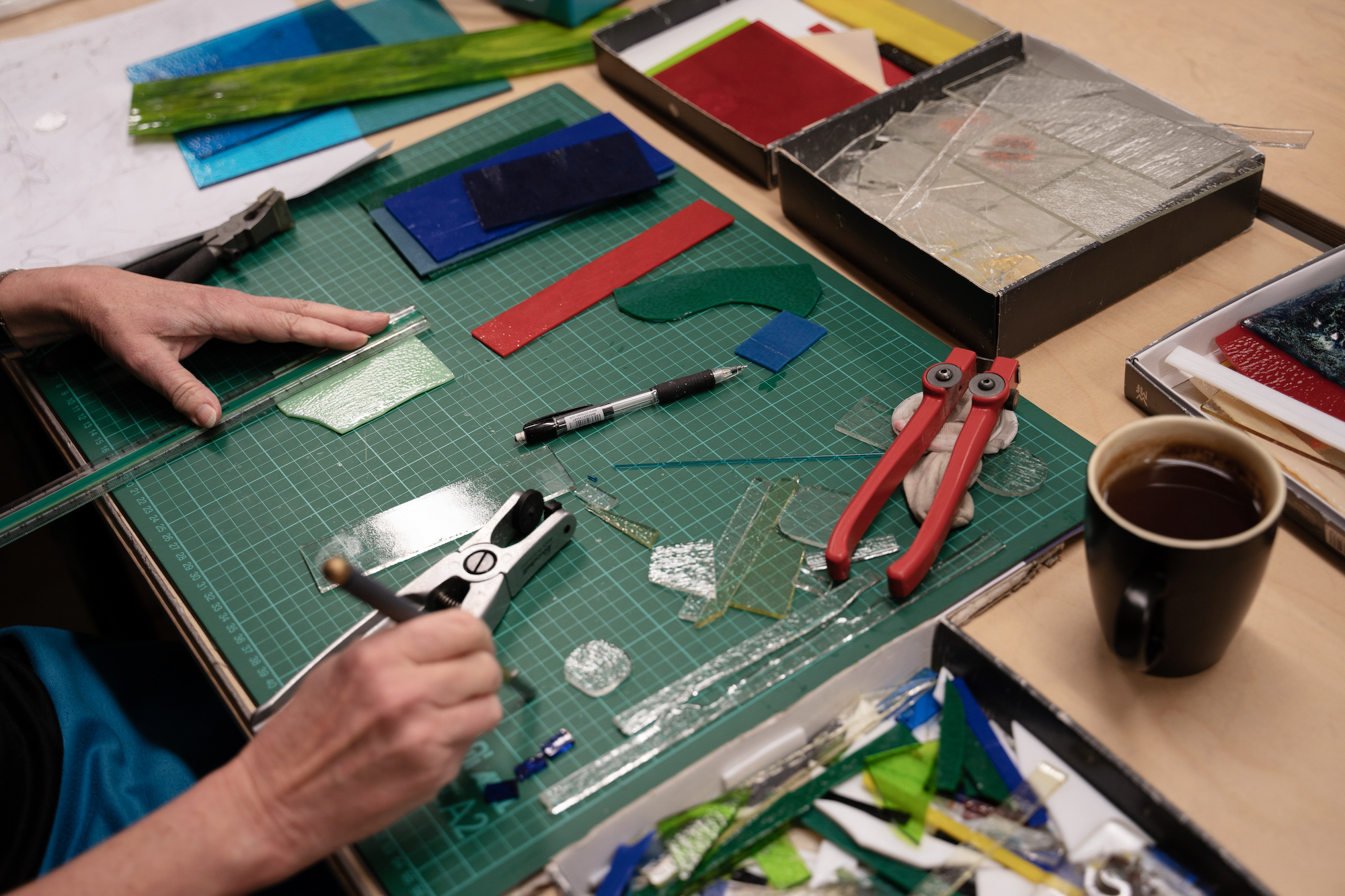 Deltager på glaskursus – lær fusing og slumping på weekendkursus