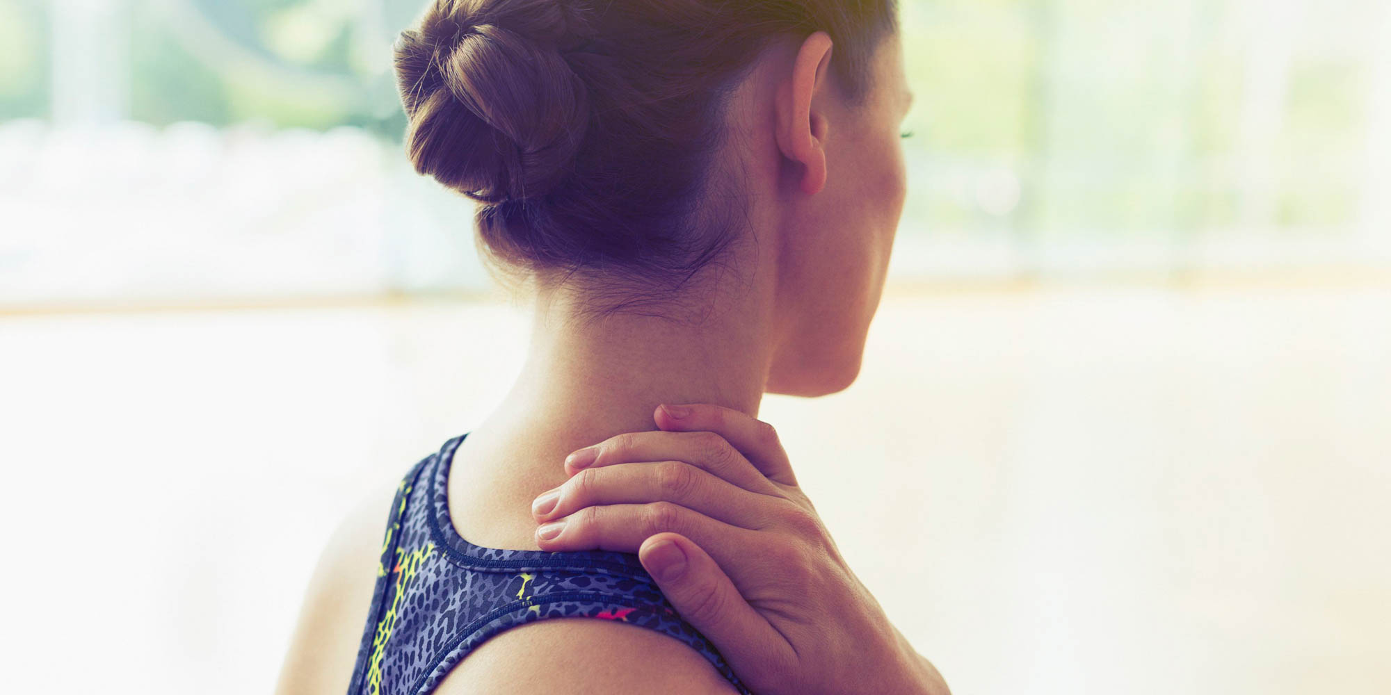 Deltager laver øvelse for nakke og skuldre