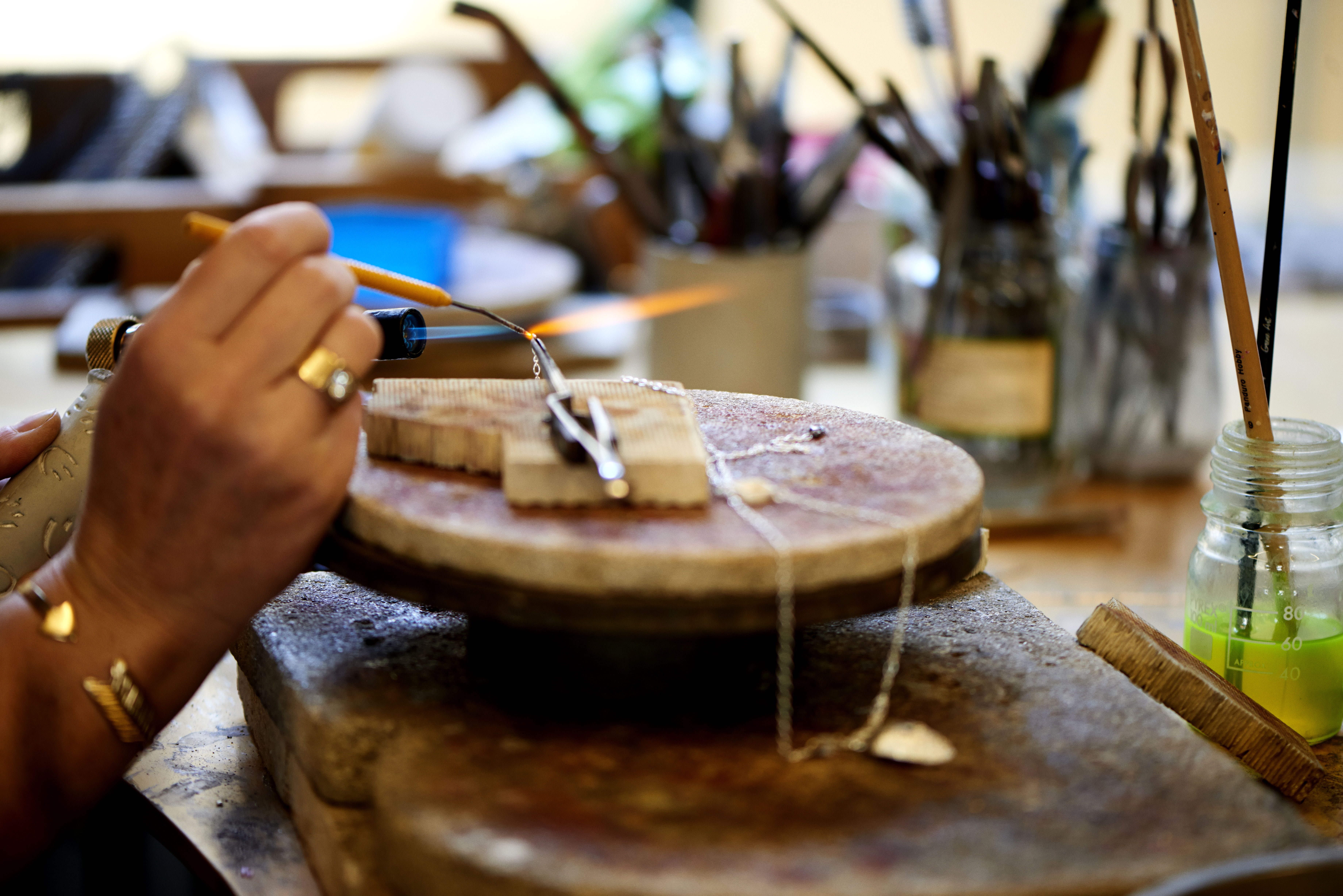 Kursist på smykkekursus hos FOF København og Nordsjælland