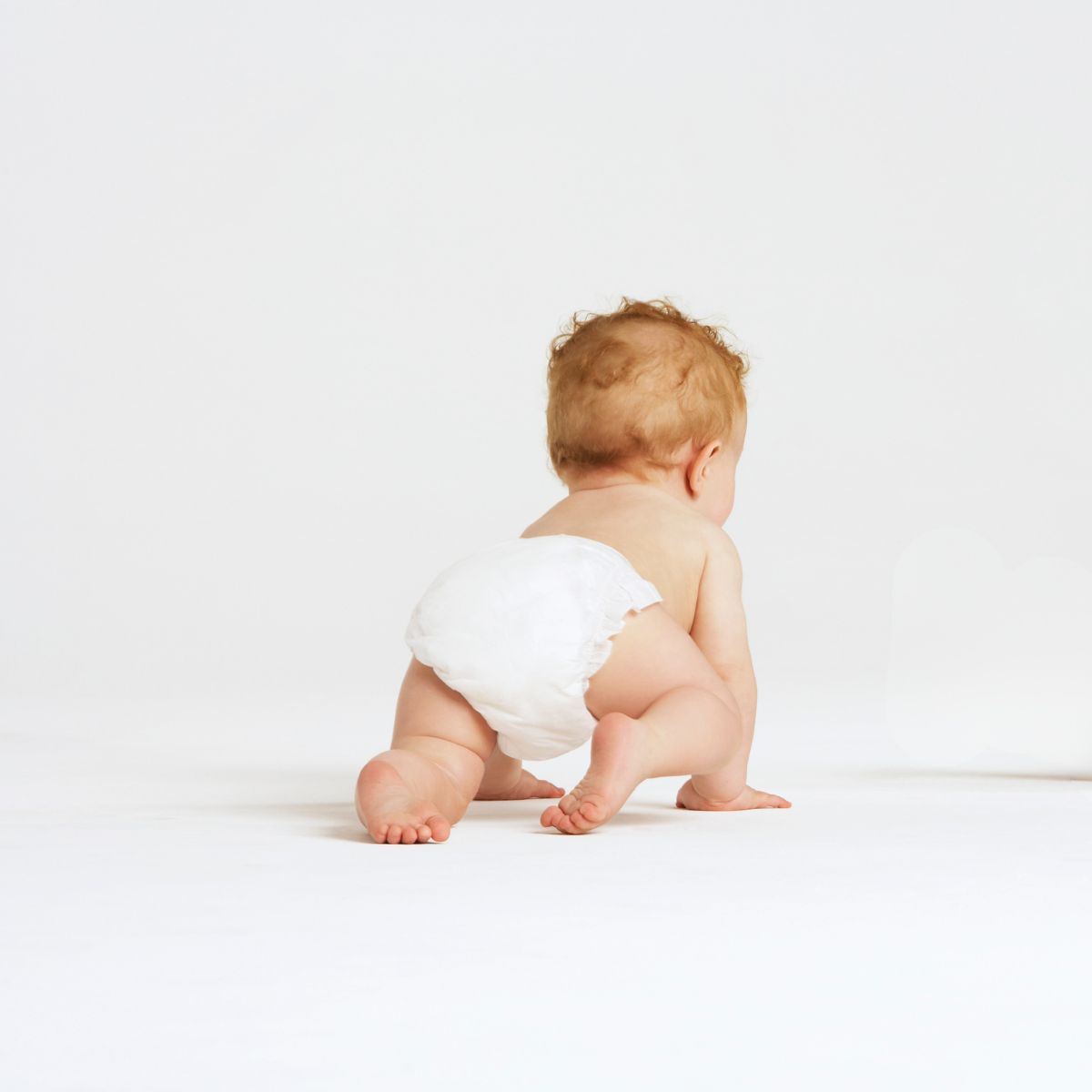 Baby træner motorik og kravl på krybehold hos FOF.