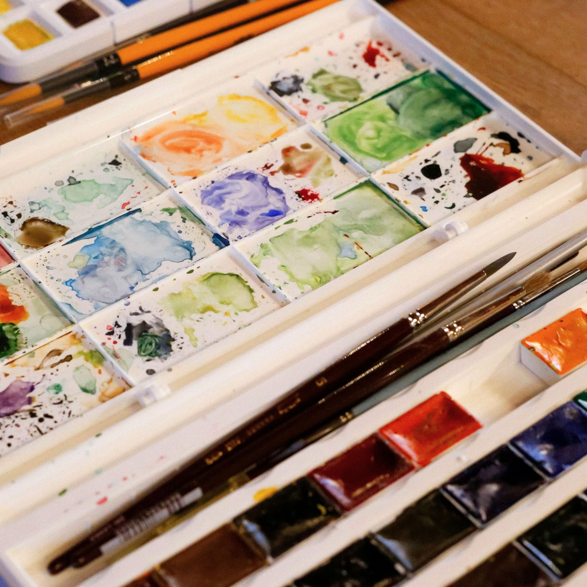 en palet med vandfarver og pensler