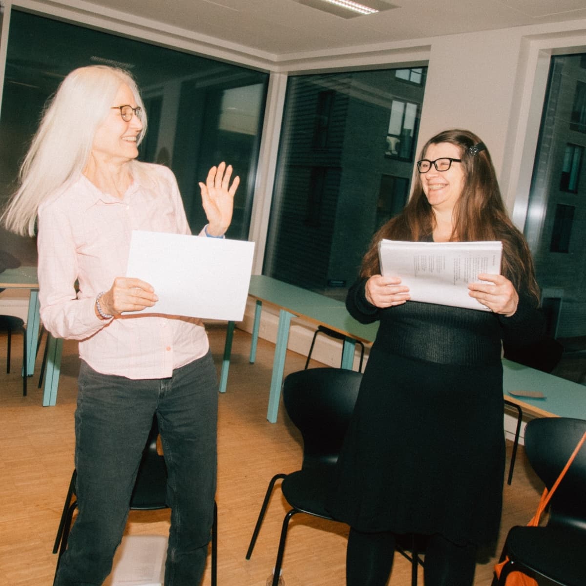 To kvinder, der synger til kor på FOF Aftenskolen Aarhus