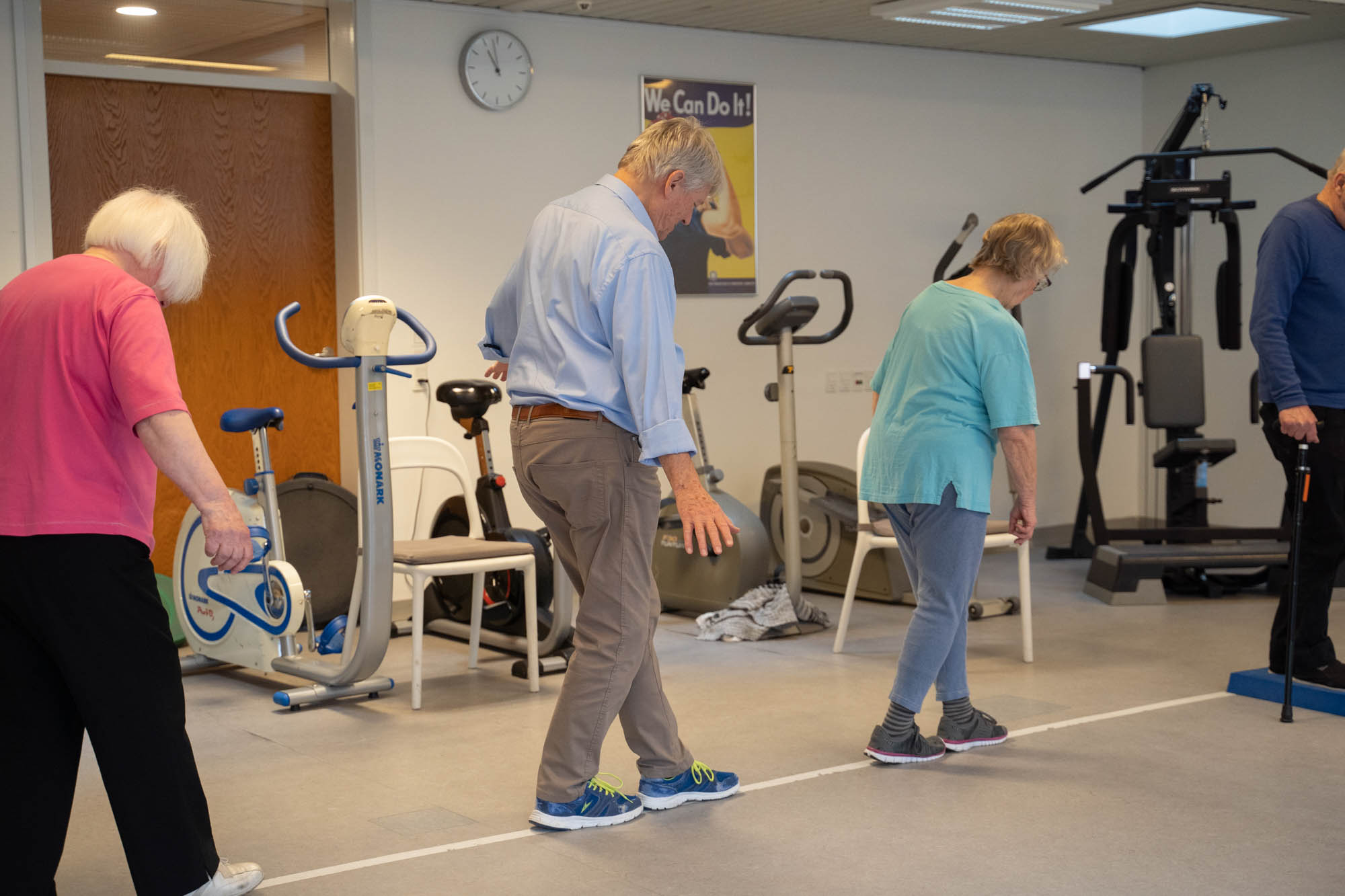 Kursister laver cirkeltræning med skånsomme øvelser hos FOF København og Nordsjælland.