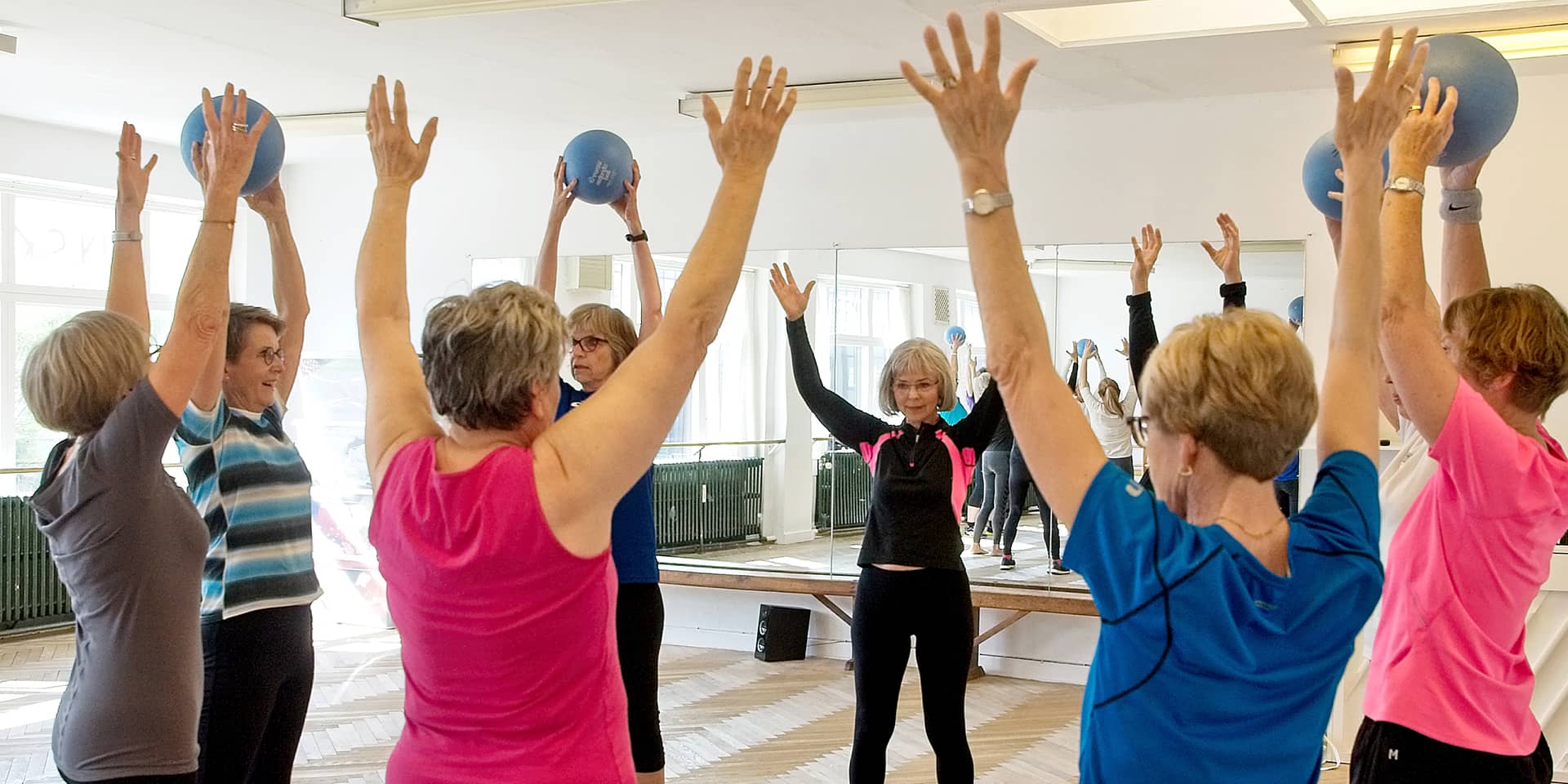 Kvinder til seniorfitness på FOF Aftenskolen Aarhus