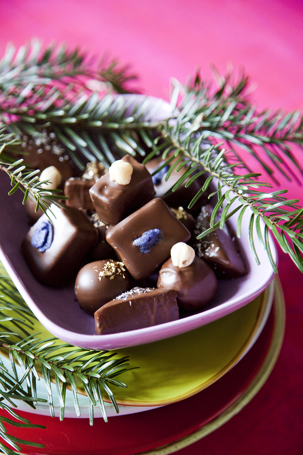 Fyldte chokolader i forme med blank overflade