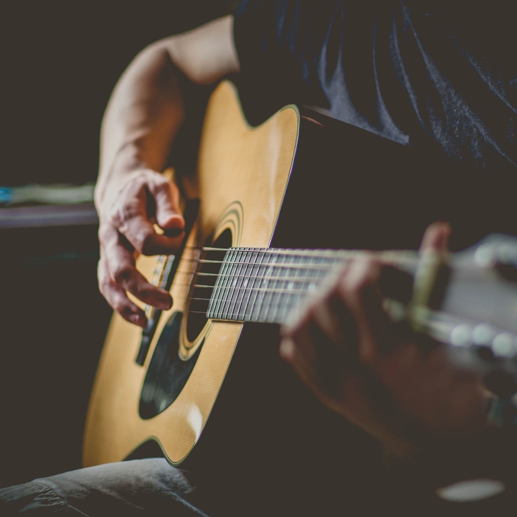 Kursist lærer at spille guitar hos FOF Aftenskolen