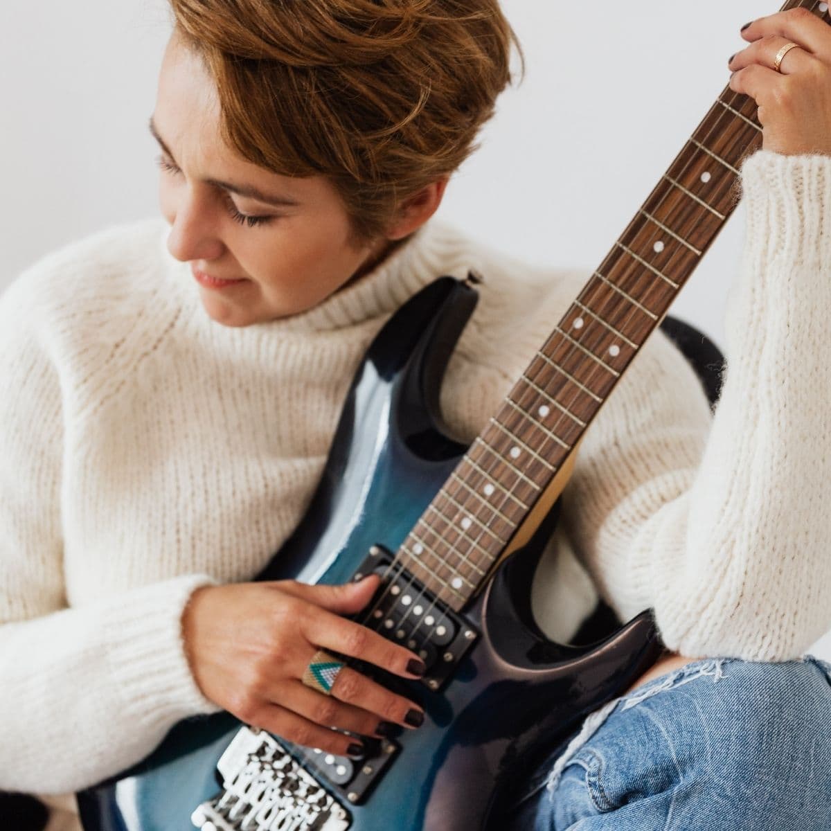 Kvinder i alle aldre spiller sammen i band og øver på forskellige instrumenter