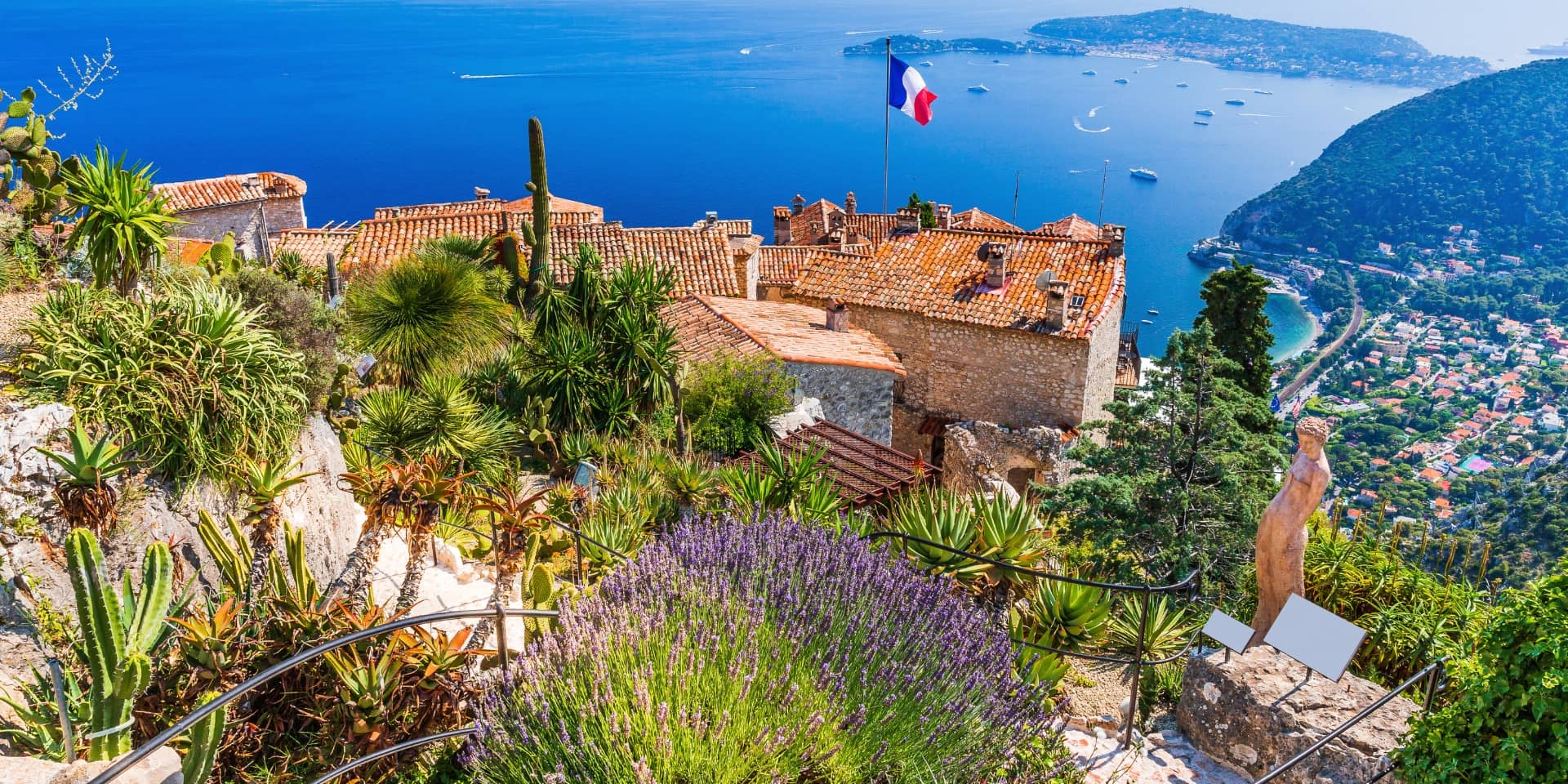 Smuk kyst med huse i Frankrig. Fransk sprogkursus i FOF Aftenskolen i Aarhus