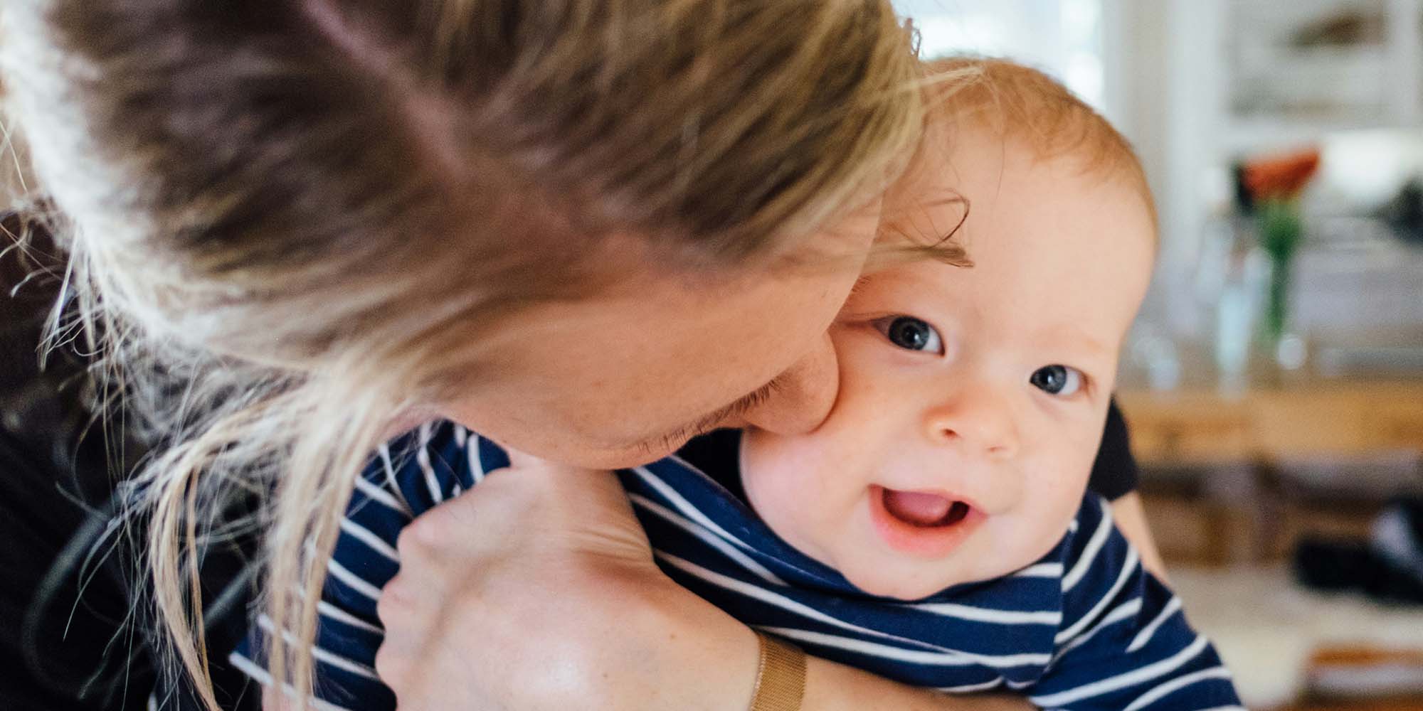 mor og glad baby ansigter