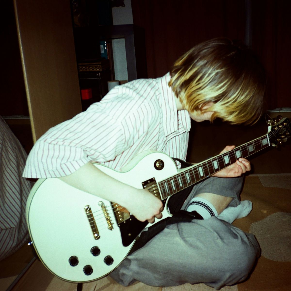 Ung mand spiller guitar