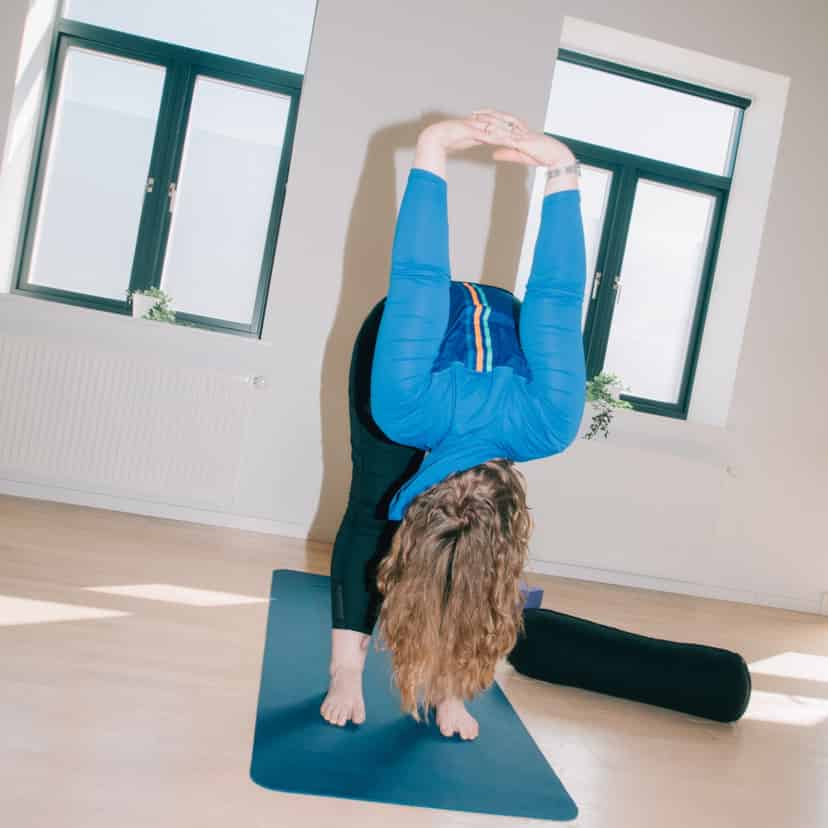 Kvinde dyrker yoga hos FOF Djursland