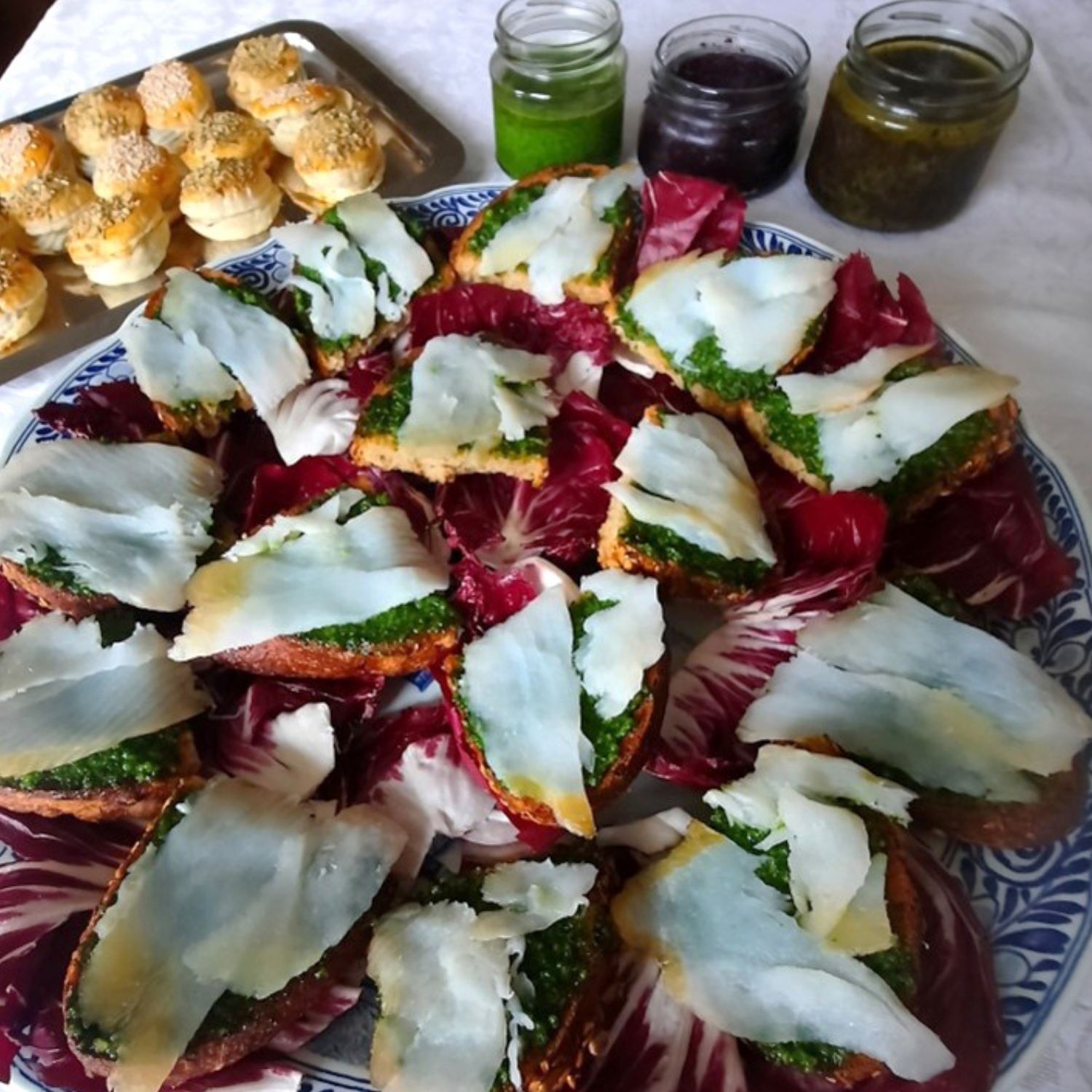 Sprøde bruschetta med trøffelcreme og crostini med hjemmelavet pesto og røget fisk - og butterdejsmedaljoner med gorgonzolacreme
