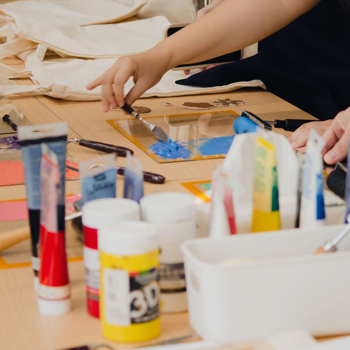 aktive hænder på malekursus i FOF Aftenskolen