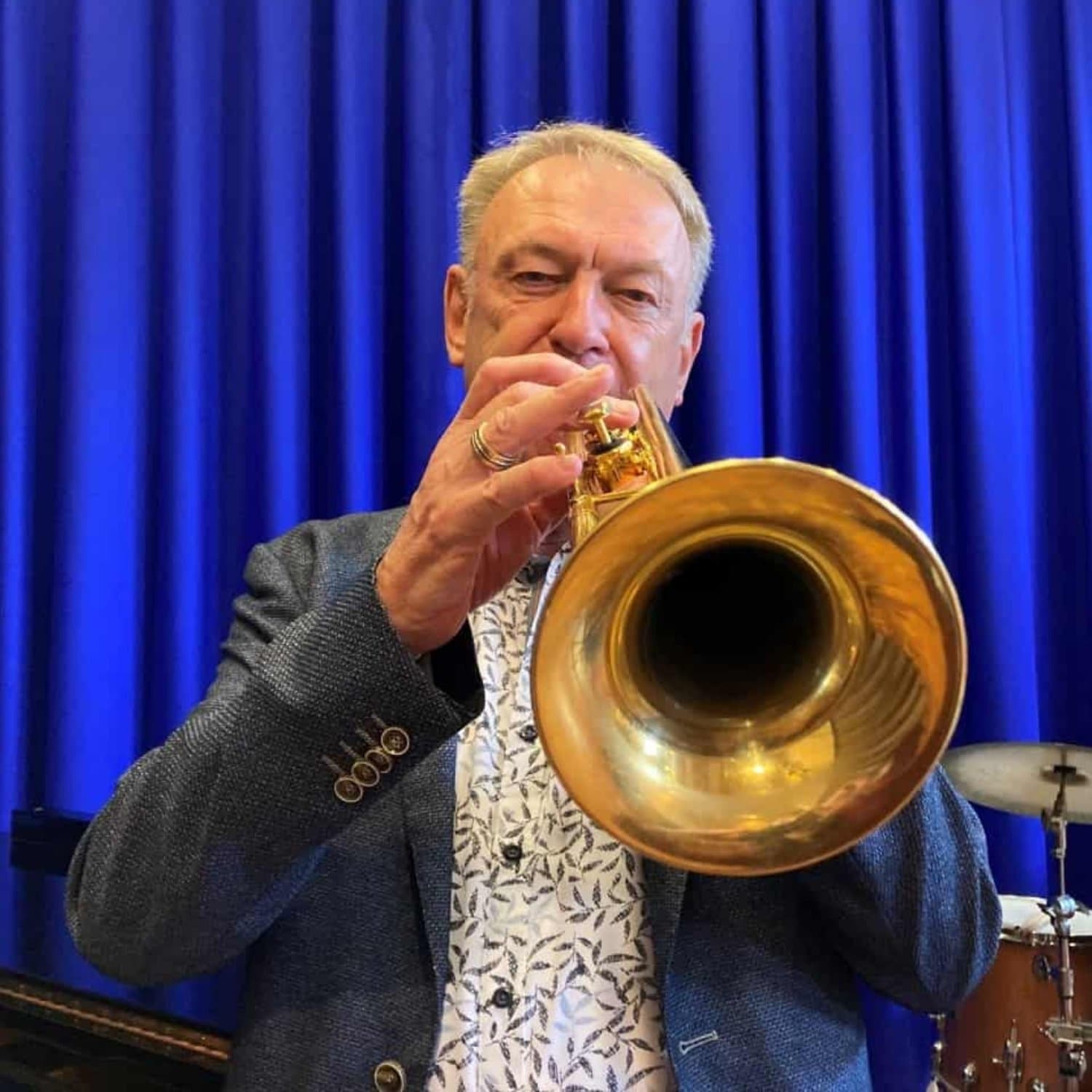 Kurt Holm der spiller på trompet