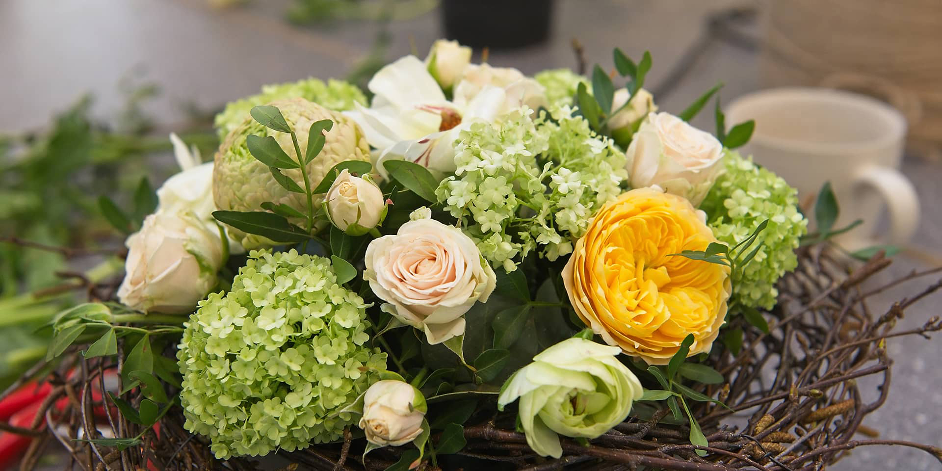 En buket blomster - rosa, hvide og gul fra kursus i blomsterdekoration i FOF Aarhus