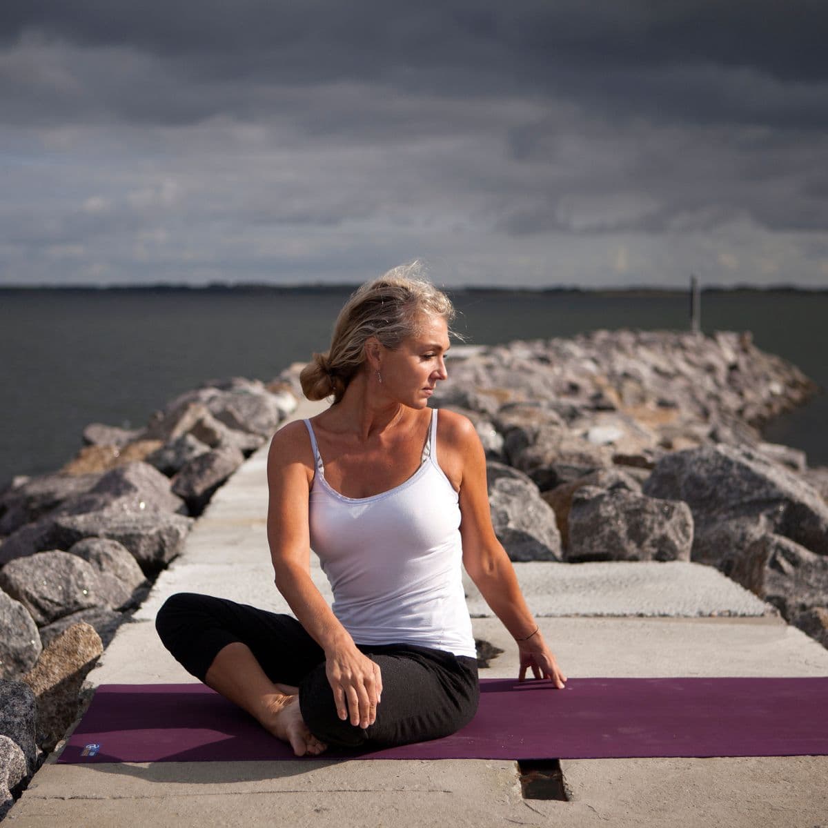 Yoga underviser viser twist