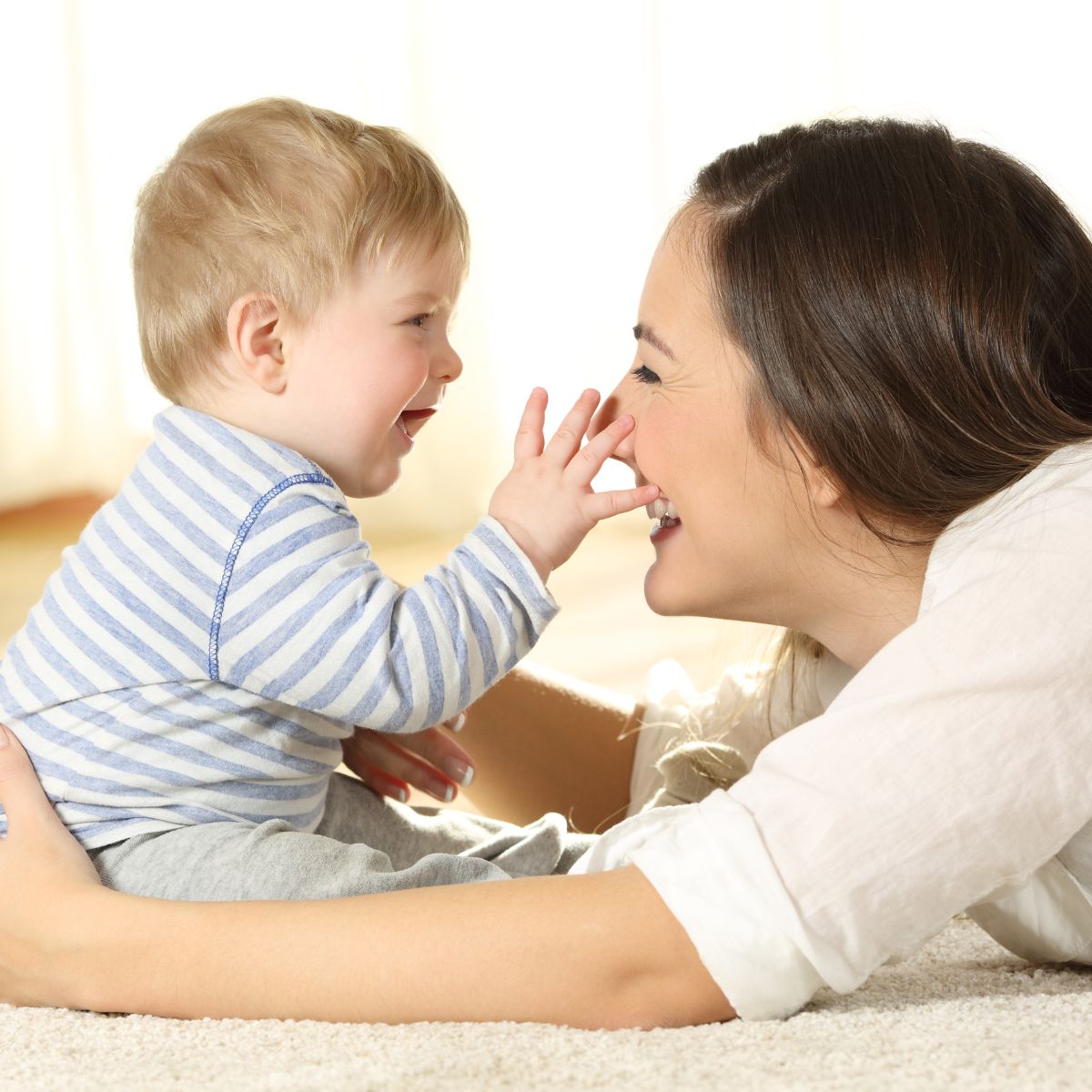 Mor og baby sammen på BabyTummel-hold hos FOF Aalborg.