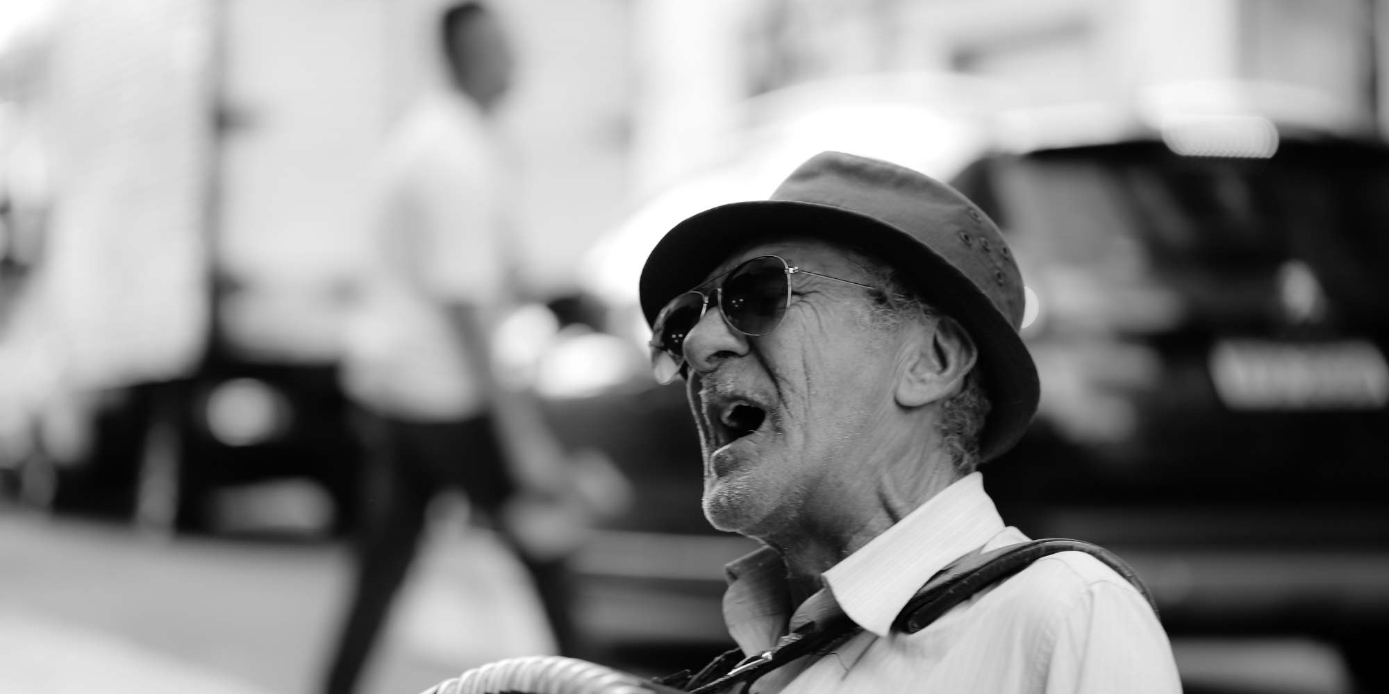 Ældre mand der synger