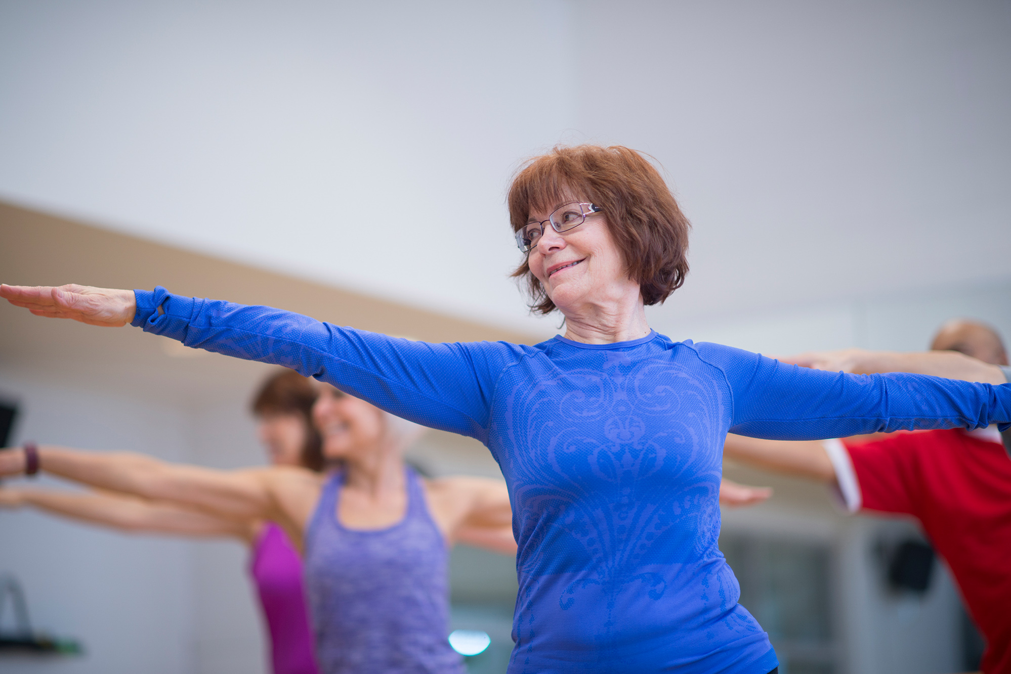 Deltager står i rolig yogastilling med fokus på åndedrættet