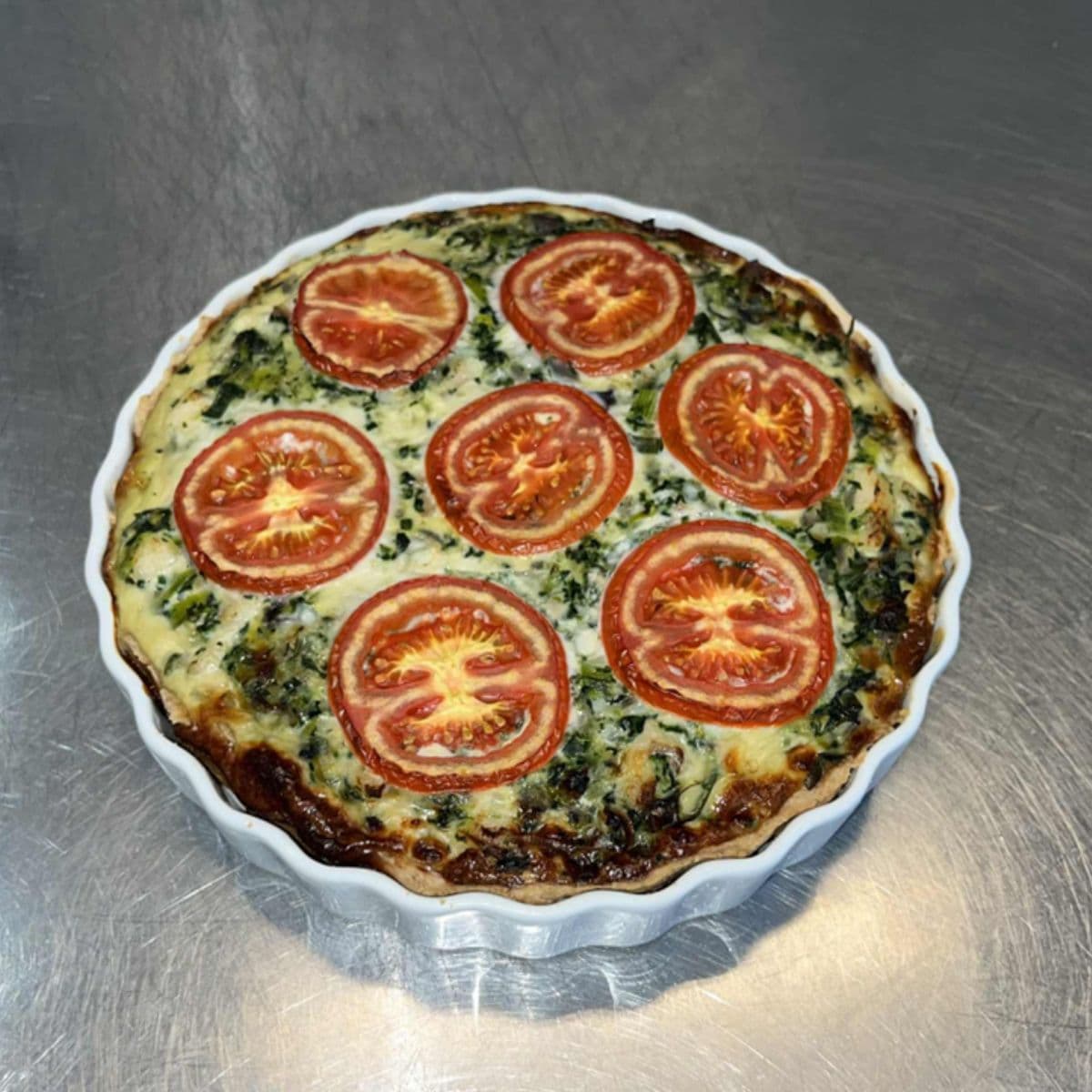 Fuldkornstærte med mørksej og sæsonens grøntsager fra et madkursus på FOF Aftenskolen Aarhus