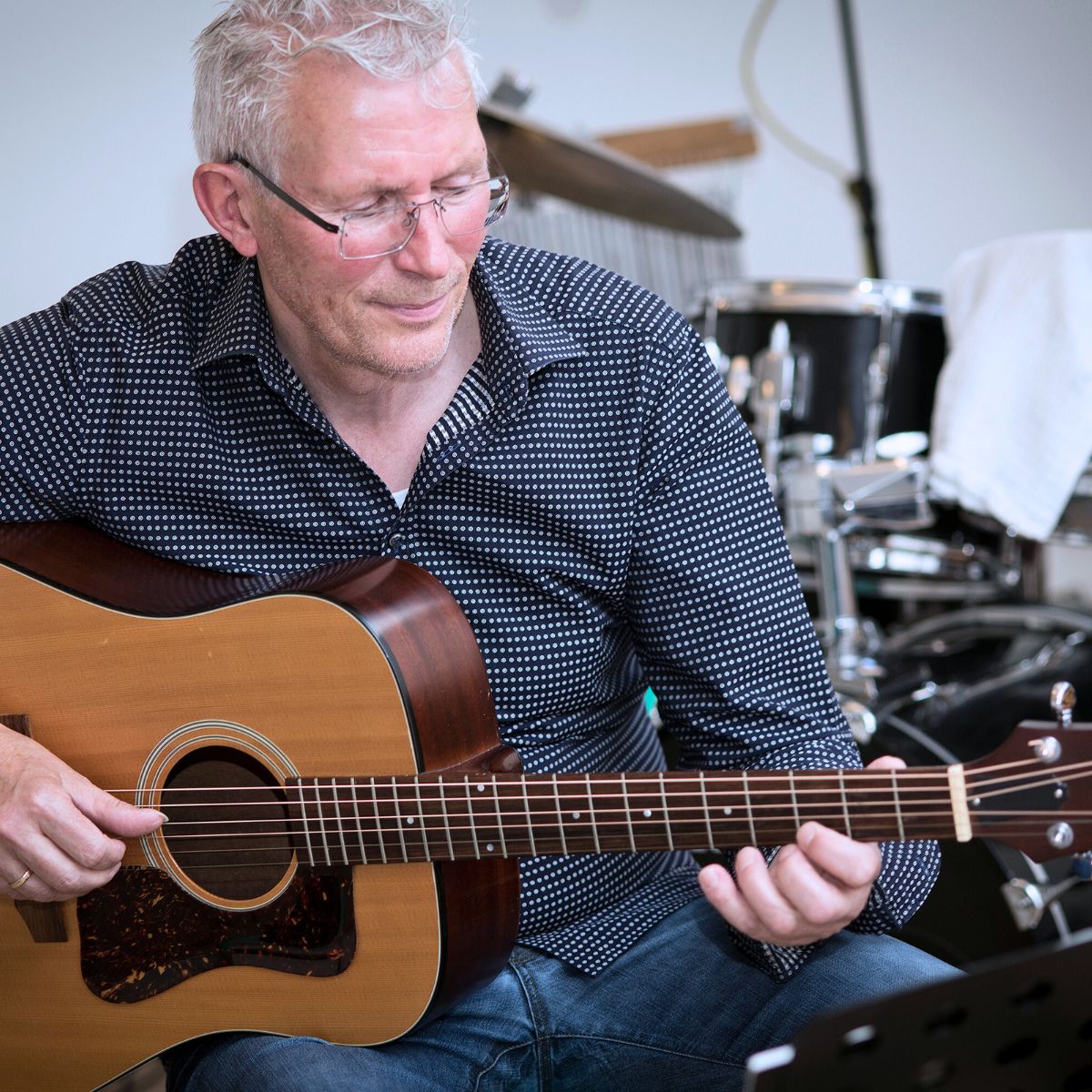 John Grøndahl der spiller guitar hos FOF